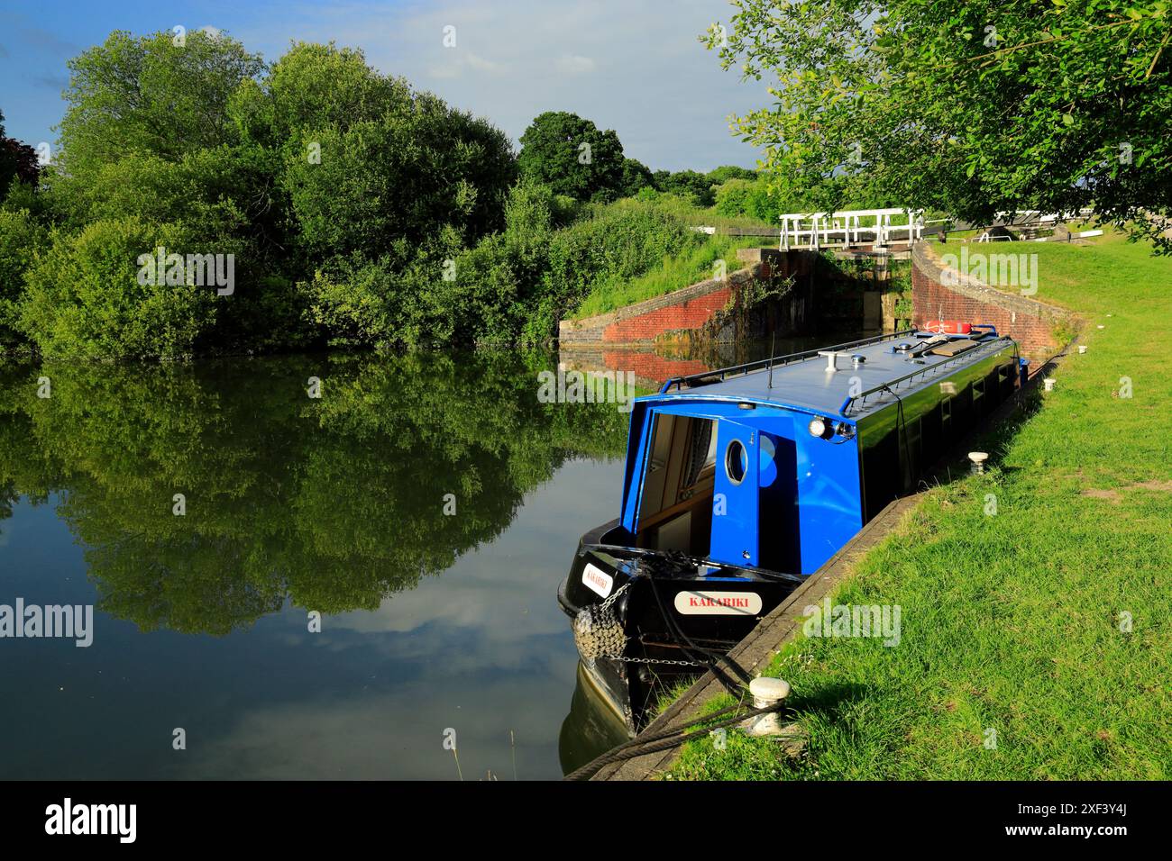 Schmales Boot auf Kennet & Avon Canal, Caen Hill Flight of Locks, Devizes, Wiltshire. Stockfoto