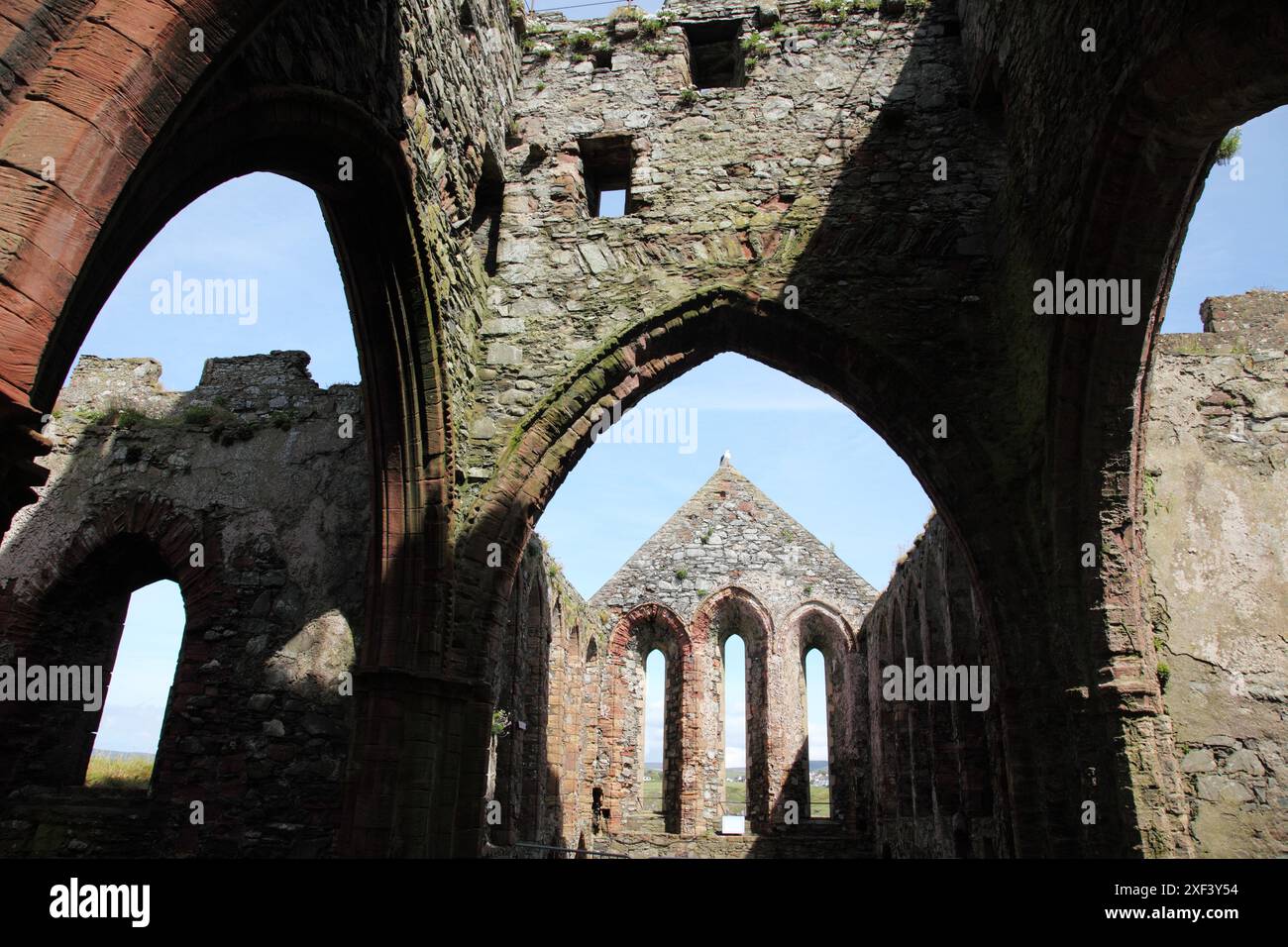 Ruinen des Chors der Kathedrale von St. Deutsch in Peel Castle, erbaut von Norwegern im 11. Jahrhundert, auf St. Patrick's Isle in Peel auf der Isle of man Stockfoto