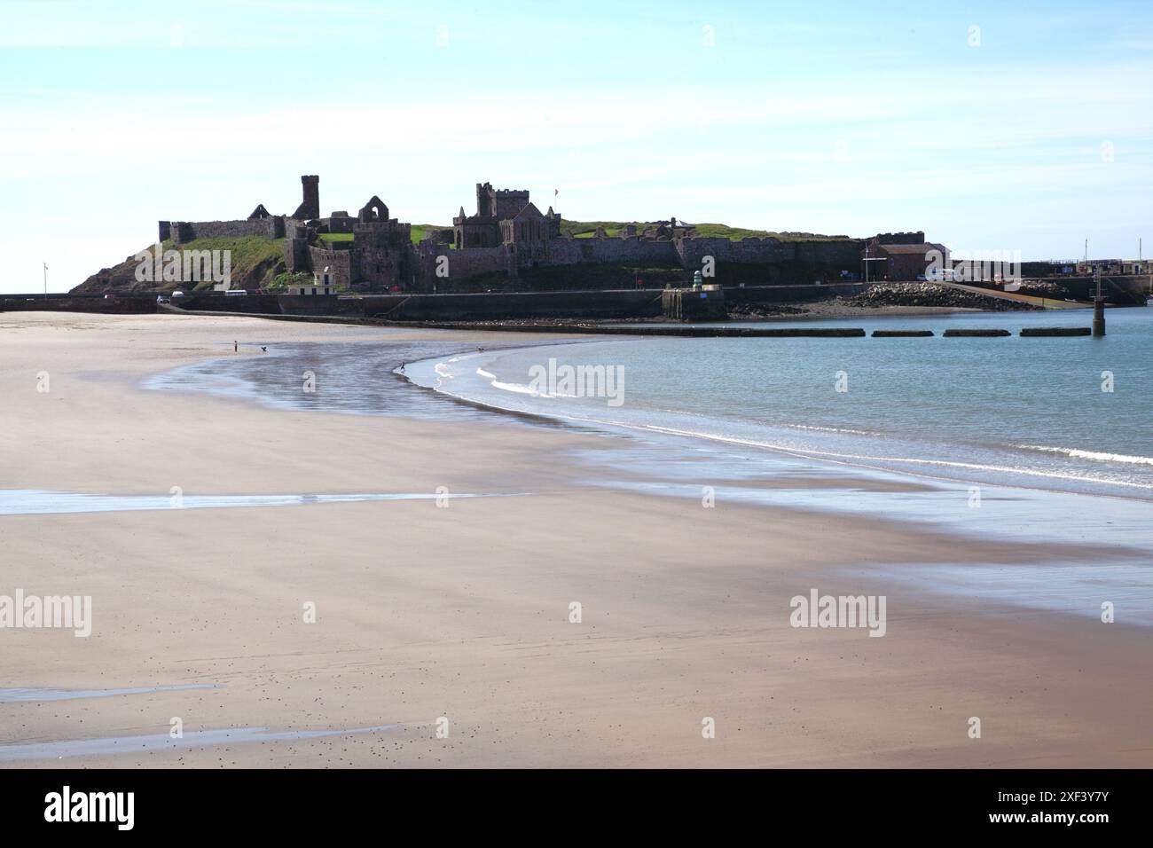 Peel Castle, das von Norwegern im 11. Jahrhundert erbaut wurde, von der Hängebrücke am Eingang zum Peel Harbour in Peel, Isle of man aus gesehen Stockfoto