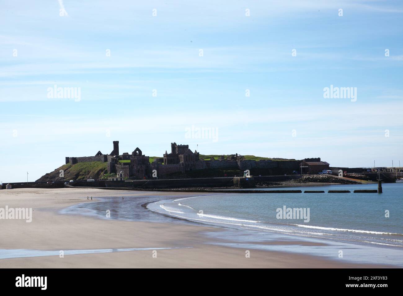 Peel Castle, das von Norwegern im 11. Jahrhundert erbaut wurde, von der Hängebrücke am Eingang zum Peel Harbour in Peel, Isle of man aus gesehen Stockfoto
