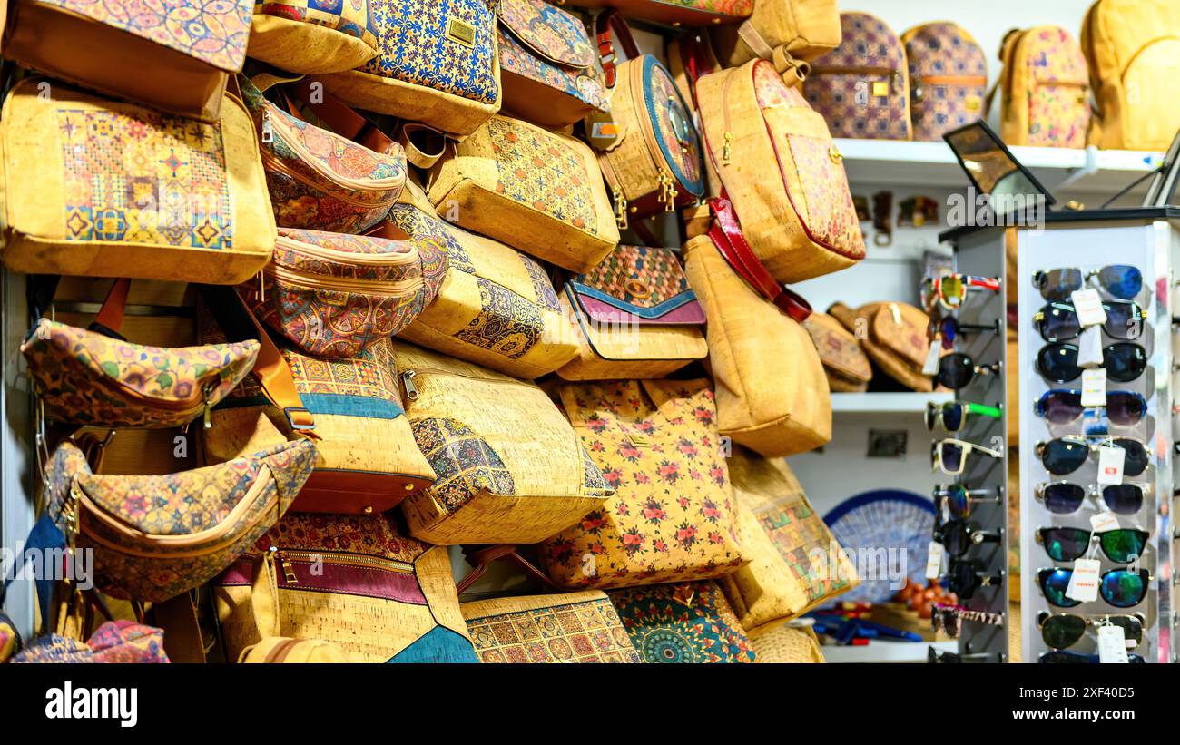 Handtaschen oder Geldbörsen aus Korkmaterial, Lissabon, Portugal Stockfoto