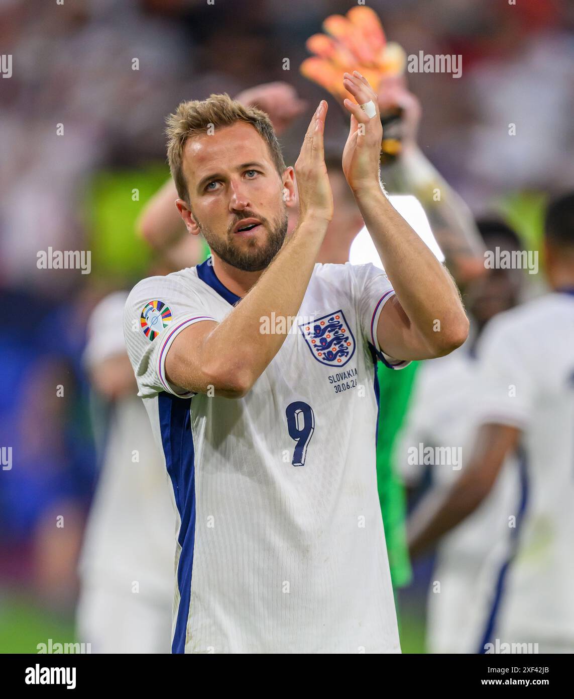 Gelsenkirchen, Deutschland. 30. Juni 2024 - England gegen Slowakei - UEFA Euro 2024 - R16 - Gelsenkirchen. Harry Kane applaudiert den Reisenden England-Fans. Bild : Mark Pain / Alamy Live News Stockfoto