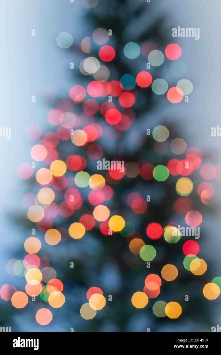 Weihnachtsbaum beleuchtet mit Lichtergirlanden, unscharfem Bild, Bokeh Stockfoto