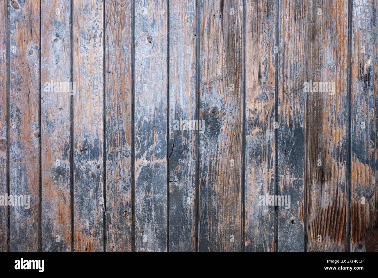 Teil einer alten Holztür in Blau, Braun und Rost. Stockfoto