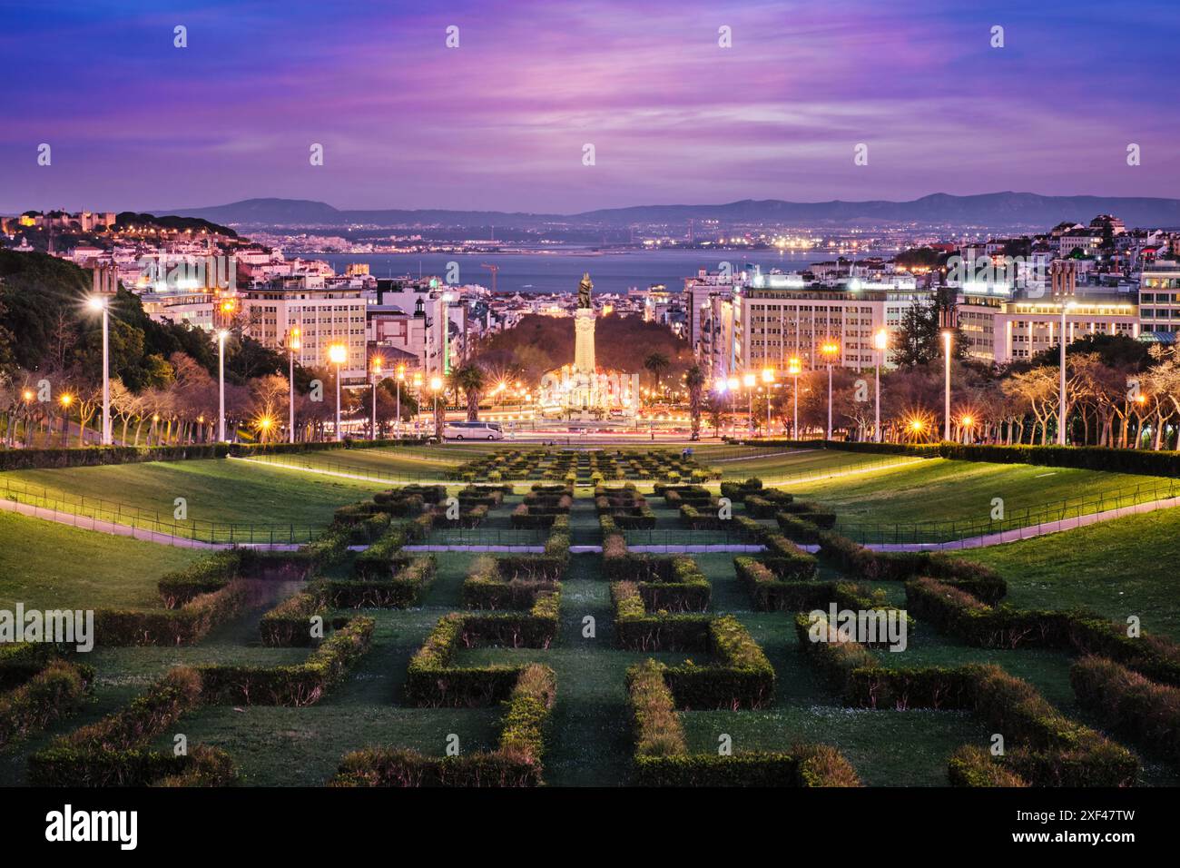 Blick auf den Lissabonner Marquis of Pombal Square vom Eduardo VII Park bei Nacht, Portugal Stockfoto