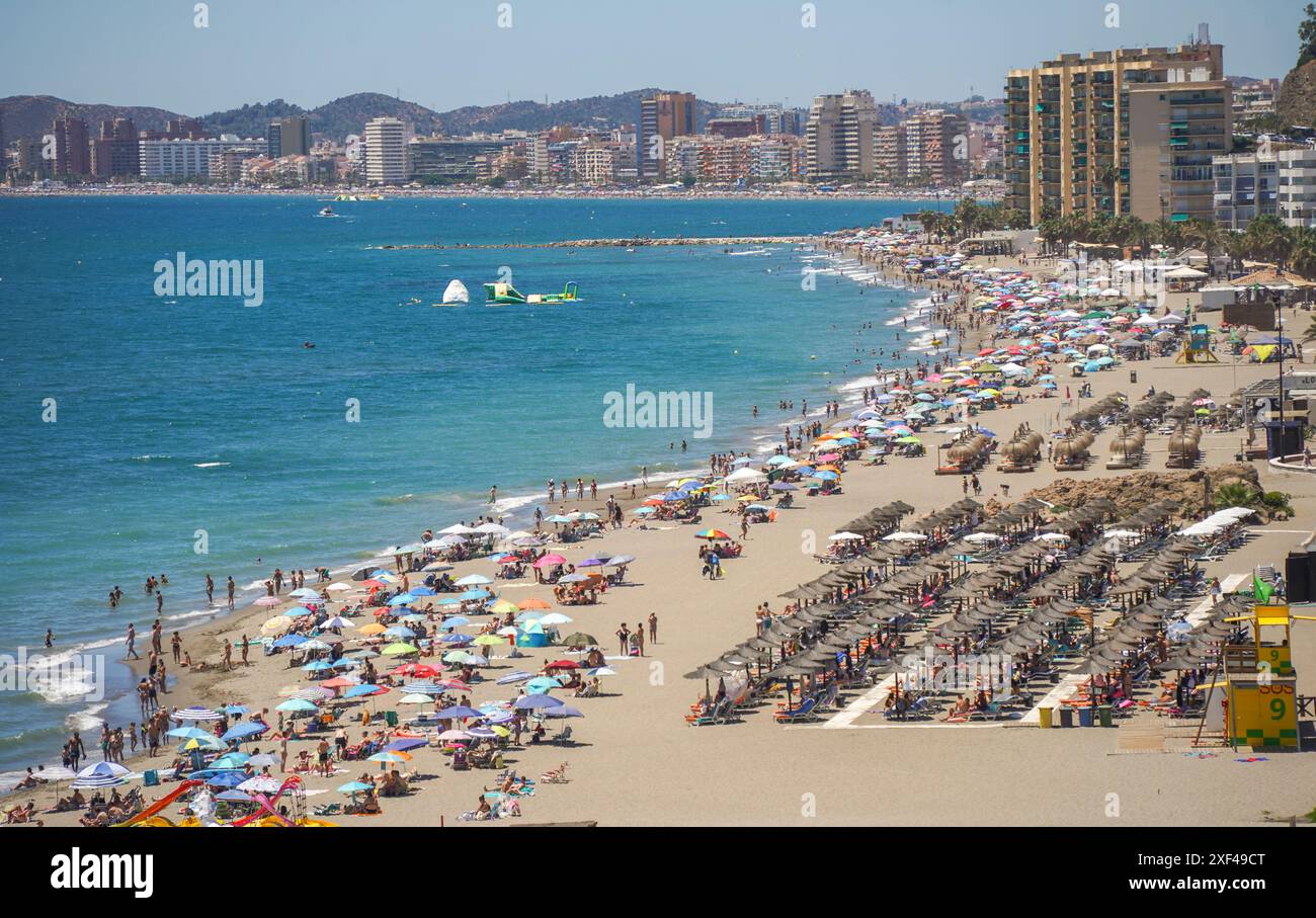 Überfüllter Strand im Sommer mit Sonnenschirmen überfüllter Strand, Fuengirola, Los Boliches, Andalusien, Costa del Sol, Spanien. Stockfoto