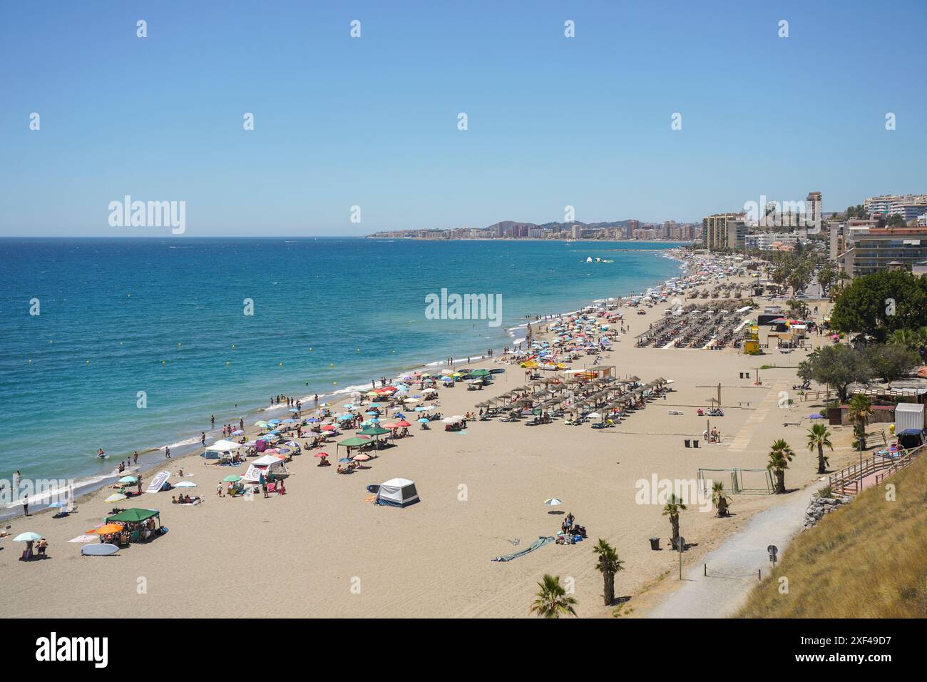 Überfüllter Strand im Sommer mit Sonnenschirmen überfüllter Strand, Fuengirola, Los Boliches, Andalusien, Costa del Sol, Spanien. Stockfoto