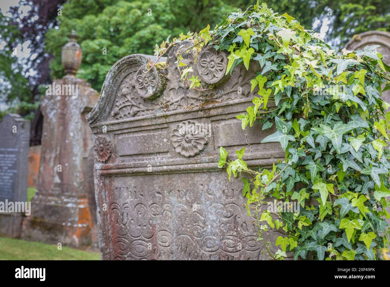 Geographie / Reise, Großbritannien, Schottland, Alter Grabstein auf dem Friedhof von Luss, Loch Lomand, ADDITIONAL-RIGHTS-CLEARANCE-INFO-NOT-AVAILABLE Stockfoto