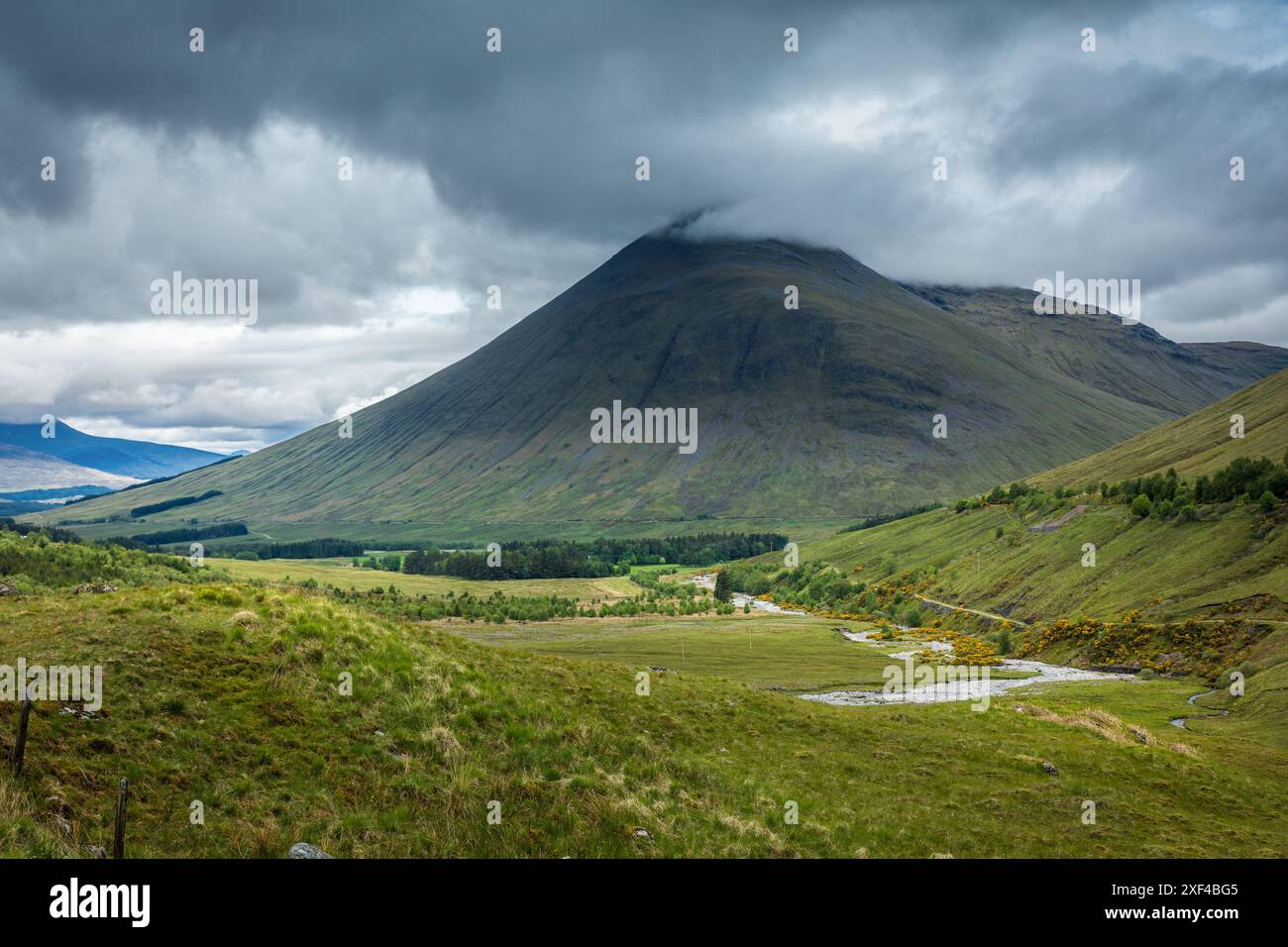 Geografie / Reise, Großbritannien, Schottland, Allen Kinglass Valley mit Blick in Richtung Meall Garbh, ADDITIONAL-RIGHTS-CLEARANCE-INFO-NOT-AVAILABLE Stockfoto