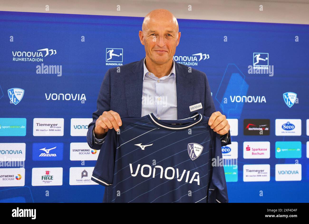 firo: 03.06.2024, Fußball, 1.Liga, 1.Bundesliga, Saison 2023/2024, PK, Pressekonferenz, VfL Bochum 1848, Präsentation des neuen Coach Peter Zeidler, Coach Peter Zeidler, mit Trikot Stockfoto