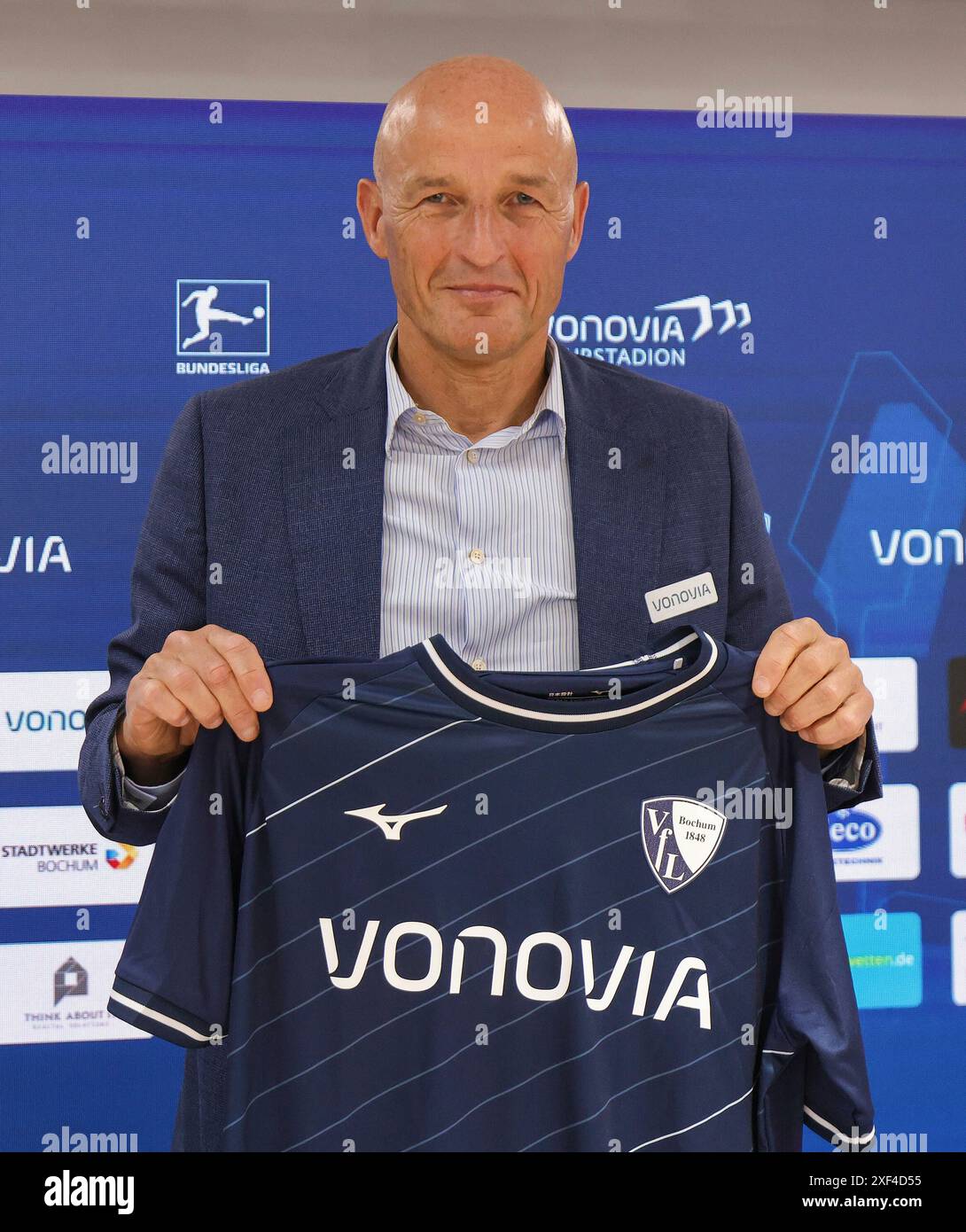firo: 03.06.2024, Fußball, 1.Liga, 1.Bundesliga, Saison 2023/2024, PK, Pressekonferenz, VfL Bochum 1848, Präsentation des neuen Coach Peter Zeidler, Coach Peter Zeidler mit Trikot Stockfoto