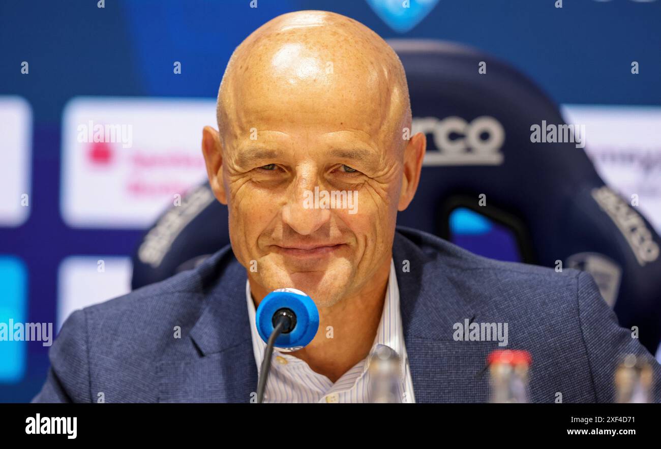 firo: 03.06.2024, Fußball, 1.Liga, 1.Bundesliga, Saison 2023/2024, PK, Pressekonferenz, VfL Bochum 1848, Präsentation des neuen Coach Peter Zeidler, Coach Peter Zeidler, Porträt Stockfoto