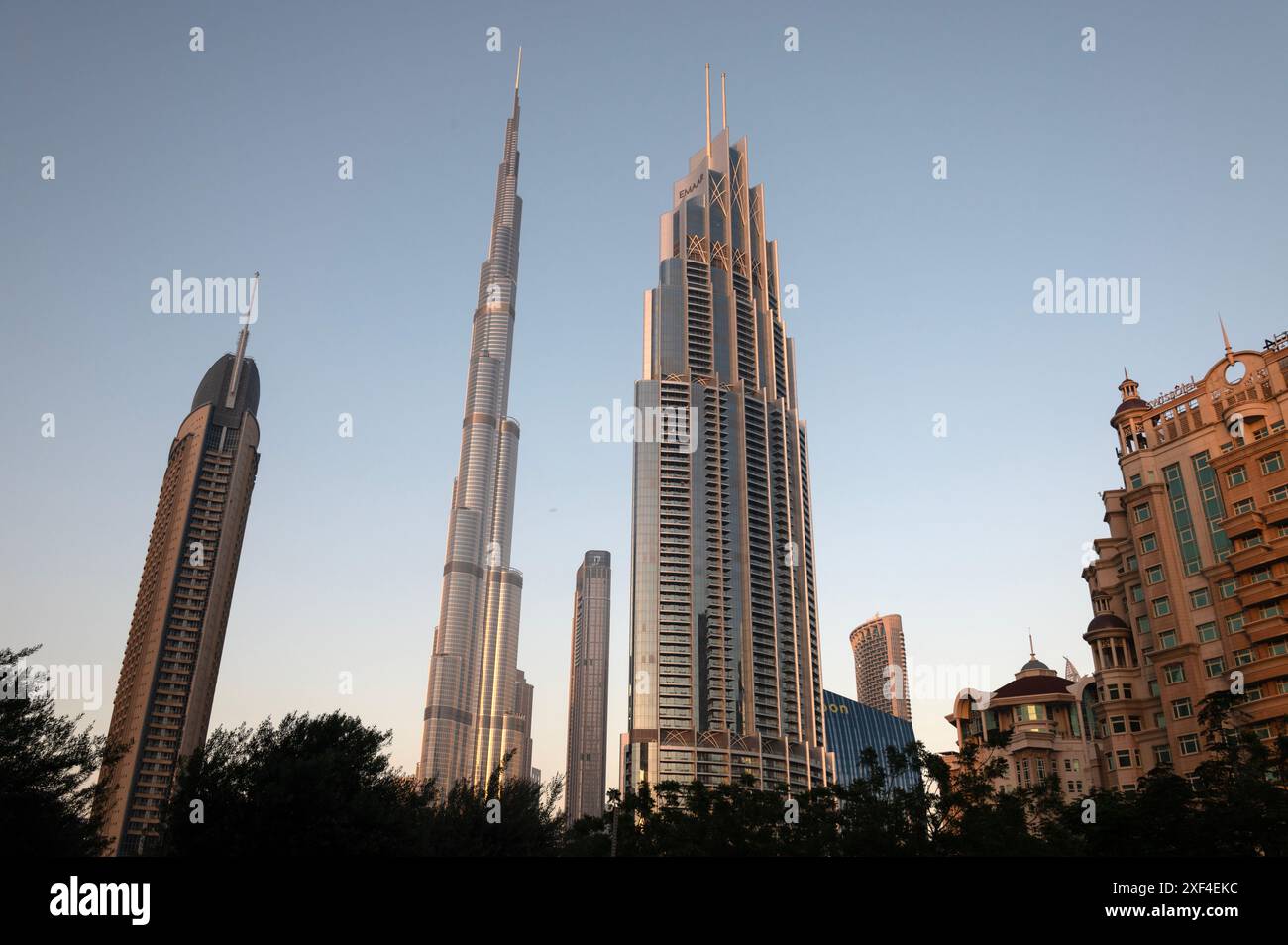 Im Morgengrauen wirft die aufgehende Sonne ihre Strahlen auf die Fenster und die Stahlkonstruktionen des Bleistiftdünnen 828 Meter (2.716,5 ft) Burj Khalifa (Turm) Stockfoto