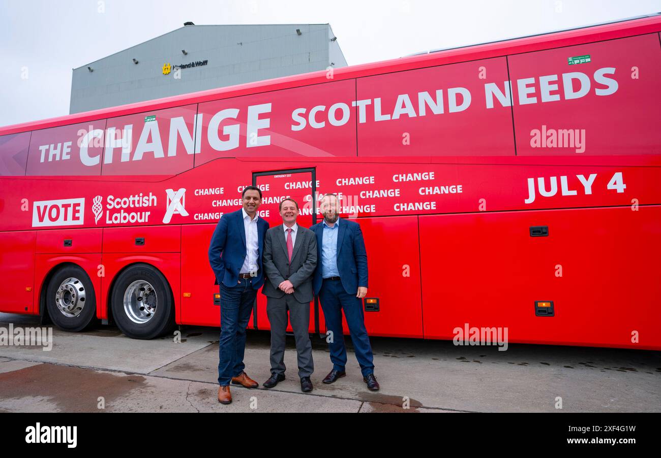 Methil, Schottland, Großbritannien. Juli 2024. Der schottische Labour Leader Anas Sarwar, Ian Murray Shadow Scotland Secretary und der lokale Kandidat Richard Baker besuchen Harland und Wolff Fabrikationshof in Methil in Fife. Iain Masterton/Alamy Live News Stockfoto