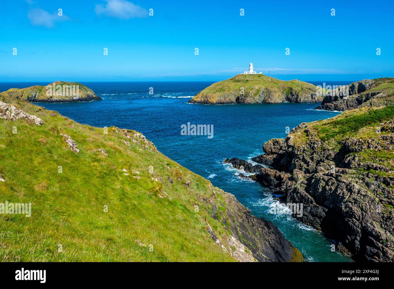 Strumble Head Leuchtturm an der Pembrokeshire Coast in Wales Stockfoto