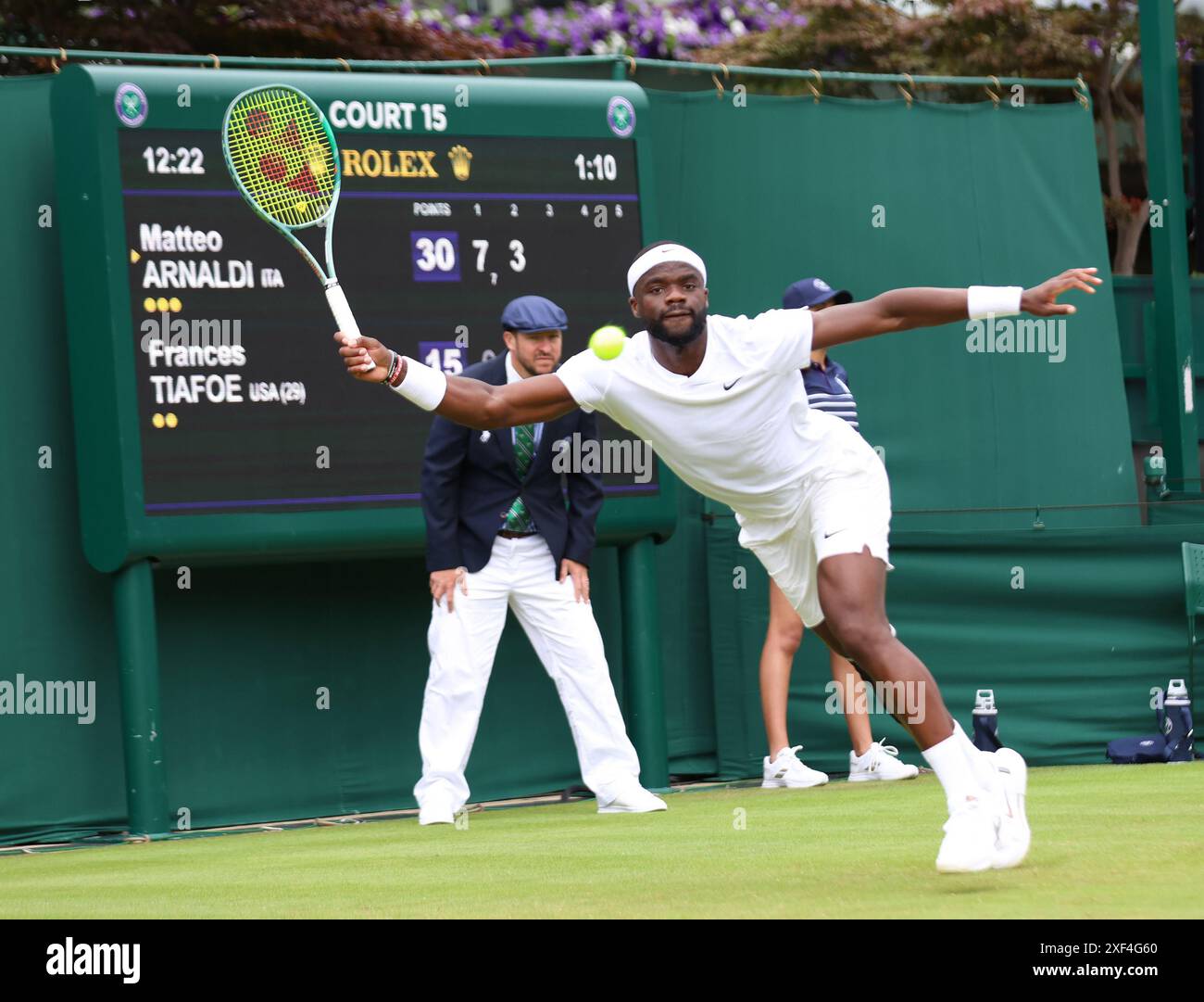 London, Großbritannien. Juli 2024. Der Amerikaner Frances Tiafoe spielt in seinem ersten Rundenspiel gegen den Italiener Matteo Arnaldi am ersten Tag der Wimbledon-Meisterschaft 2024 in London am Montag, den 1. Juli 2024, eine Vorhand. Foto: Hugo Philpott/UPI Credit: UPI/Alamy Live News Stockfoto