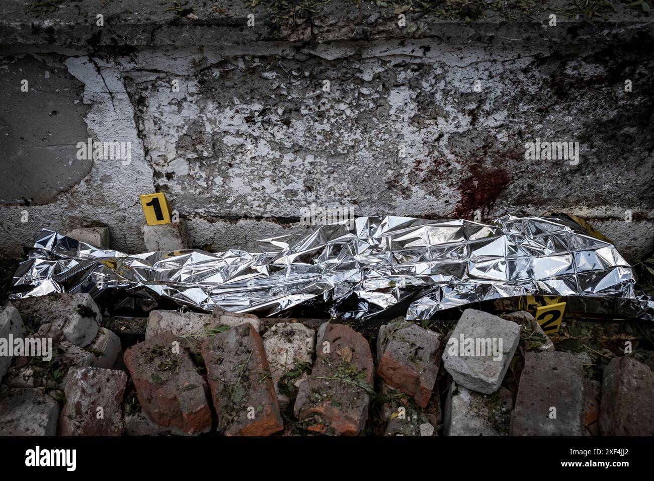 Charkiv, Ukraine. 30. Juni 2024. Nicolas Cleuet/Le Pictorium – Charkiw – Bombardierung eines Postamt-Sortierzentrums im Bezirk Slobidsky – 30/06/2024 – Ukraine/charkiw Oblast/charkiw – um 16 Uhr am 30. Juni traf eine 500 kg schwere Planar-Bombe ein Postsortierzentrum Nova Poschta. Ein 40-jähriger Fahrer wurde sofort getötet und 8 Personen verletzt, davon 6 in einem schweren Zustand. Körperteile des Fahrers wurden getötet. Quelle: LE PICTORIUM/Alamy Live News Stockfoto