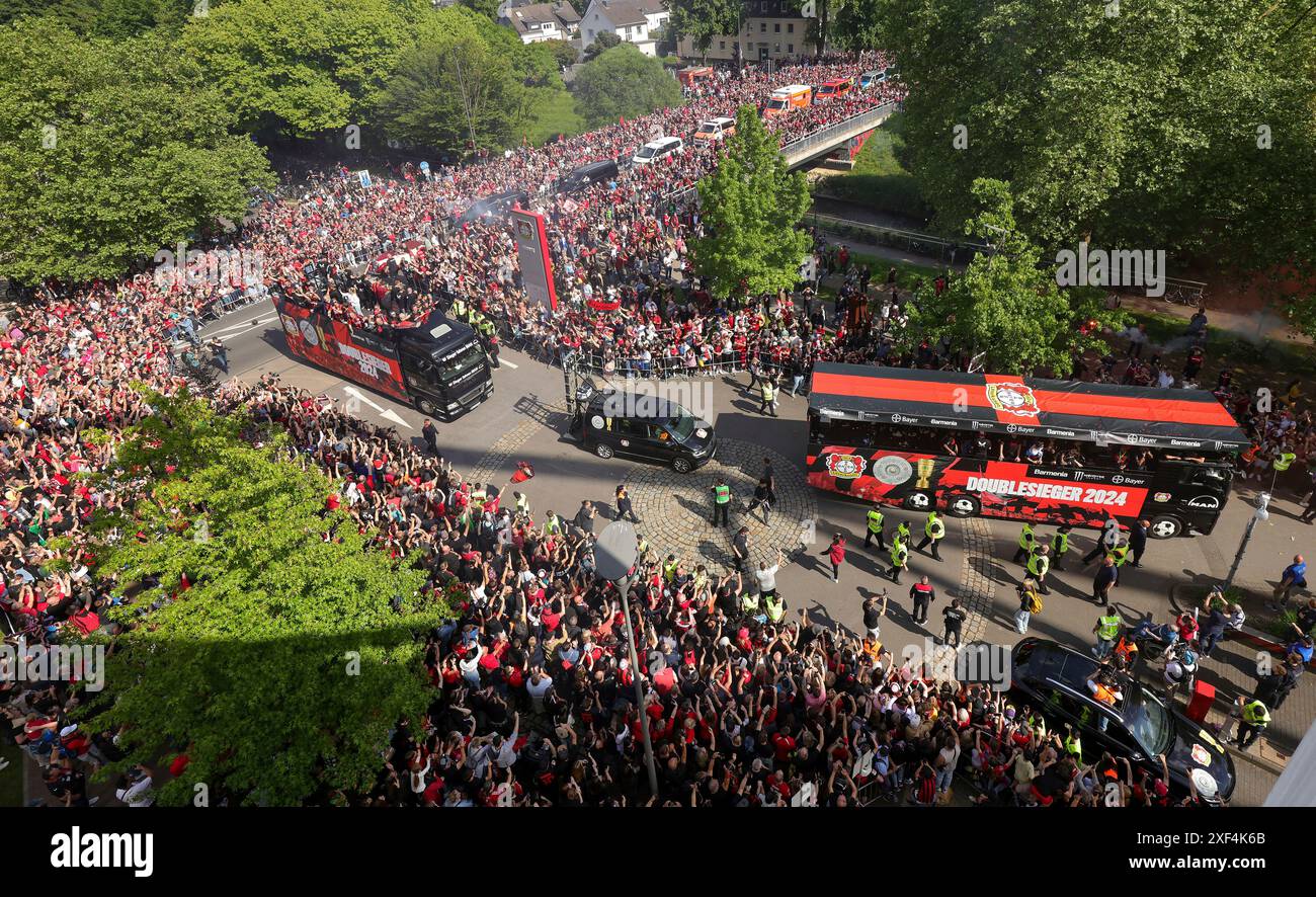 Leverkusen, Deutschland. Mai 2024. firo: 26.05.2024, Fußball, 1.Bundesliga, 1.Liga, Saison 2023/2024, Bayer 04 Leverkusen, Doppel-, Doppelfeier, Heimfeier, Doppelparade, ins Stadion Credit: dpa/Alamy Live News Stockfoto