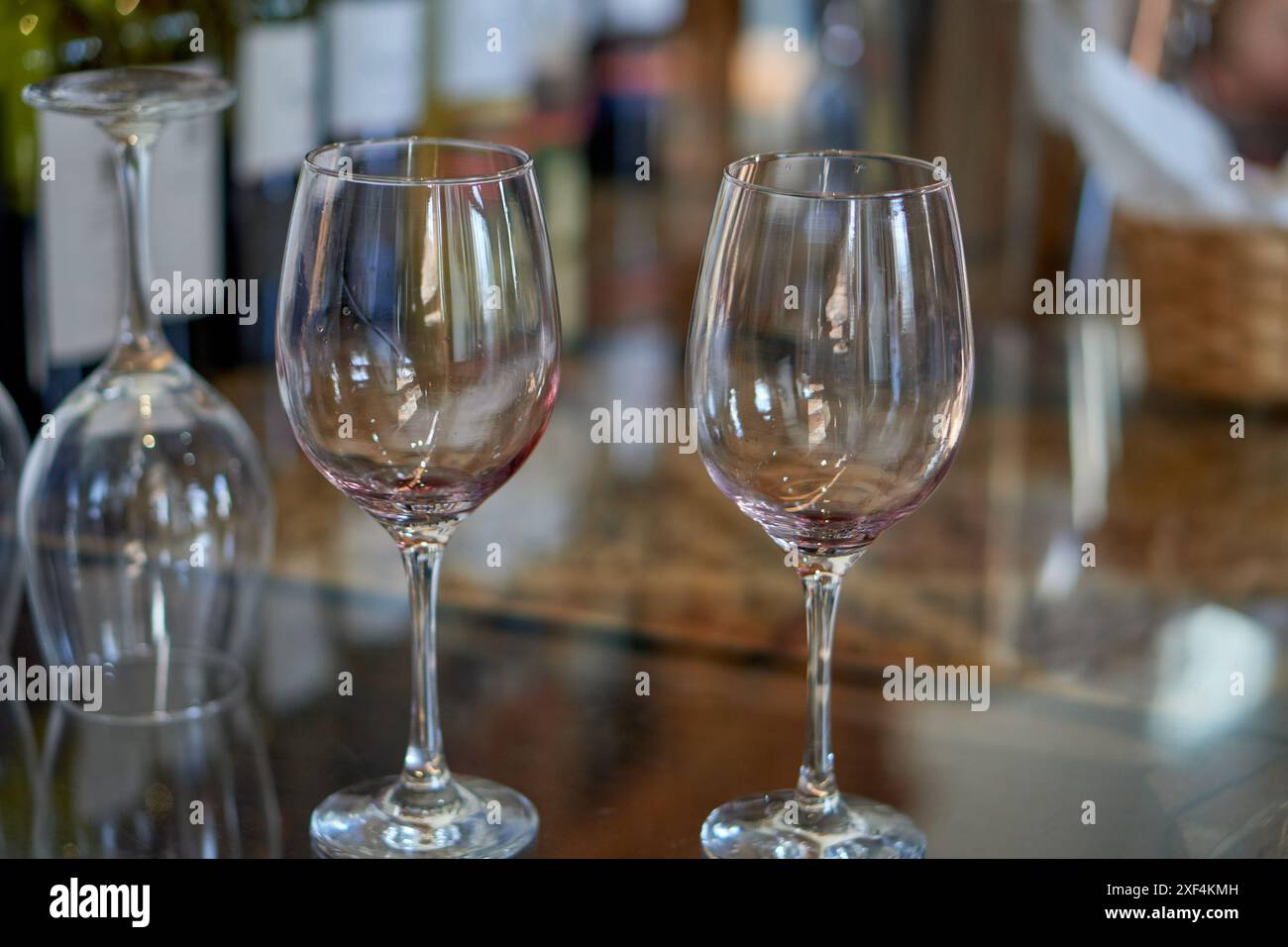 2 leere Weingläser auf einem Tisch bei einer Weinprobe in Cafayate, Argentinien. Unscharfer Hintergrund Stockfoto