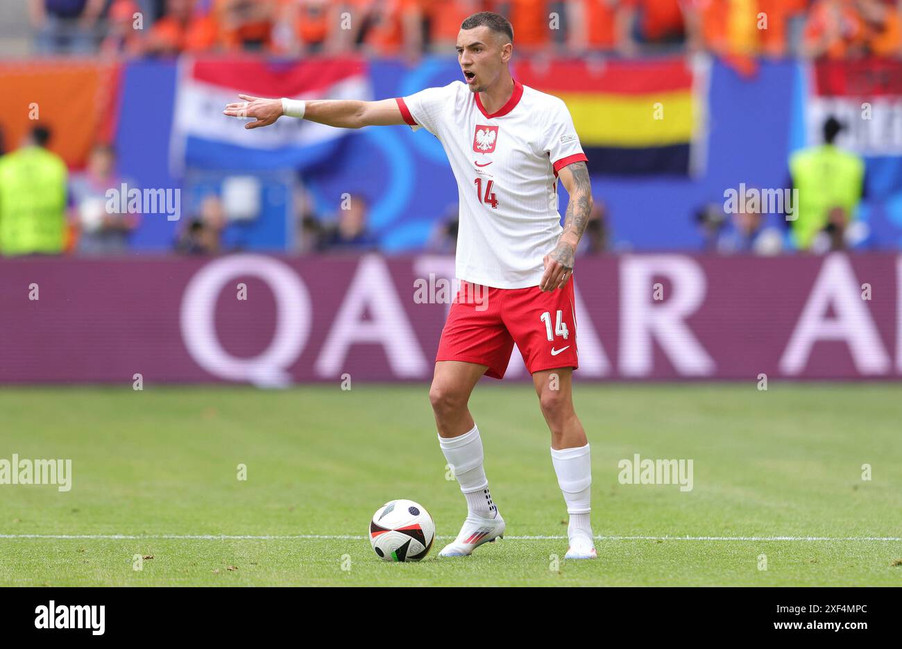Hamburg, Deutschland. Juni 2024. firo: 16.06.2024, Fußball: UEFA EURO 2024, EM, Europameisterschaft 2024, Gruppenphase, M07, Match 07, Polen Polen - Niederlande Niederlande Niederlande 1:2 Jakub Kiwior von Polen spielt den Ball Einzelaktion Credit: dpa/Alamy Live News Stockfoto