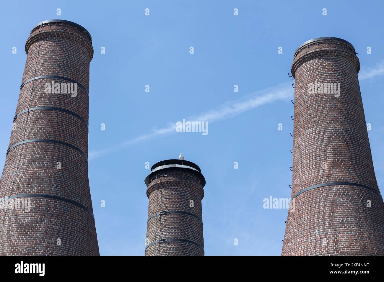 Malerischer niederländischer Vergnügungshafen Huizen am Gooimeer mit ehemaligen Kalköfen Stockfoto