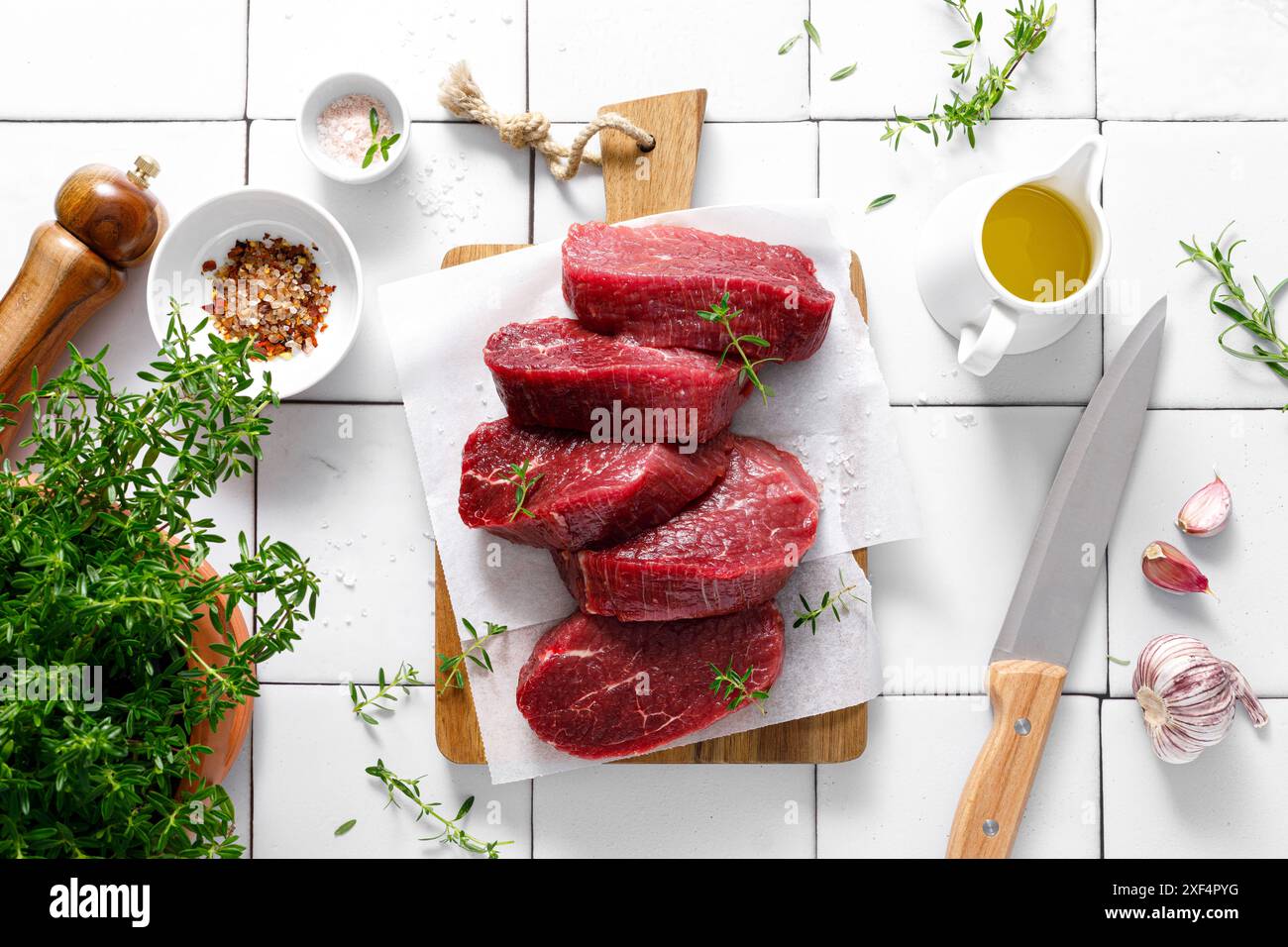 Rindfleisch. Rohes Rinderfilet, Rindersteaks mit Zutaten zum Kochen. Draufsicht Stockfoto