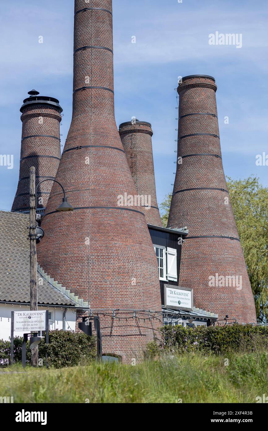 Malerischer niederländischer Vergnügungshafen Huizen am Gooimeer mit ehemaligen Kalköfen Stockfoto