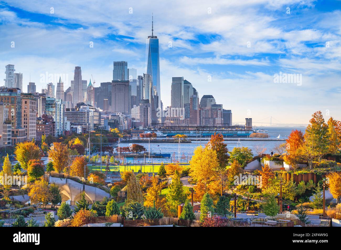 New York, New York, USA Blick auf die Skyline des Finanzviertels in Lower Manhattan im Herbst. Stockfoto