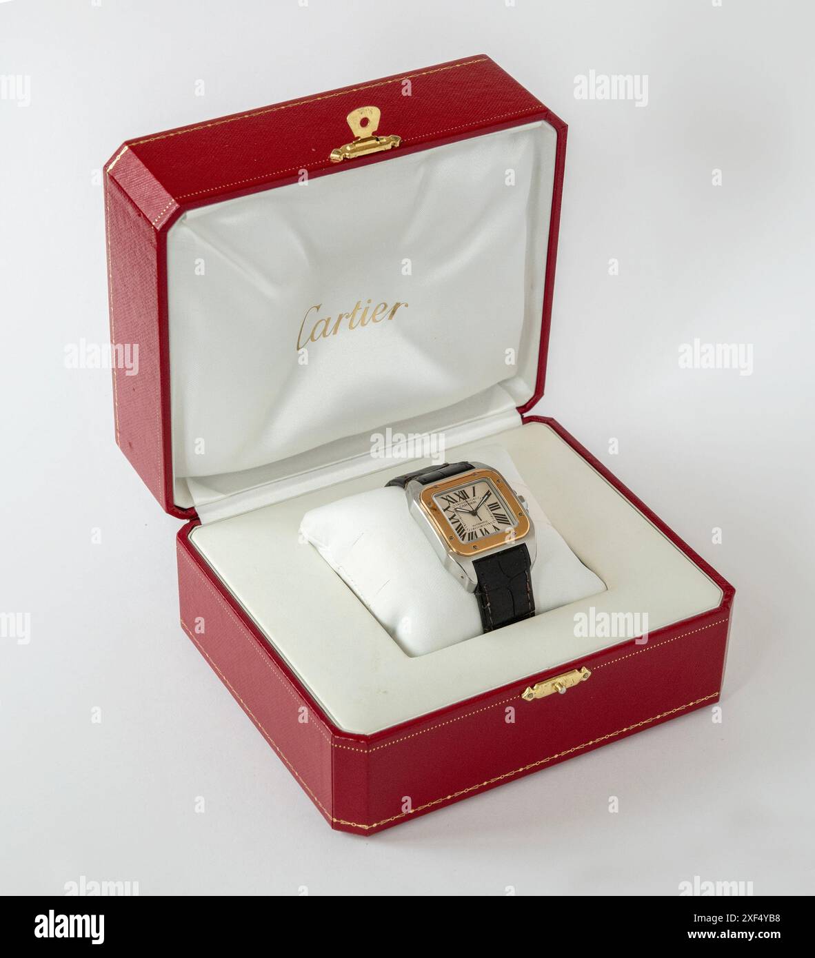 Cartier Santos Vintage Uhr Armbanduhr auf Display in originaler roter Präsentation Geschenkbox auf weißem Hintergrund. Kopenhagen, Dänemark - 28. Juni 2024 Stockfoto