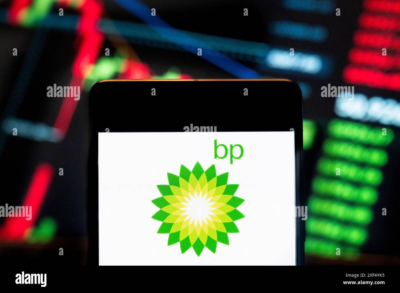 China. Juni 2024. In dieser Fotoabbildung wird das Logo der British Petroleum Company plc, bekannt als BP plc (LON: BP), auf einem Smartphone mit einem wirtschaftlichen Börsenindex-Diagramm im Hintergrund angezeigt. (Foto von Budrul Chukrut/SOPA Images/SIPA USA) *** ausschließlich für redaktionelle Nachrichten *** Credit: SIPA USA/Alamy Live News Stockfoto