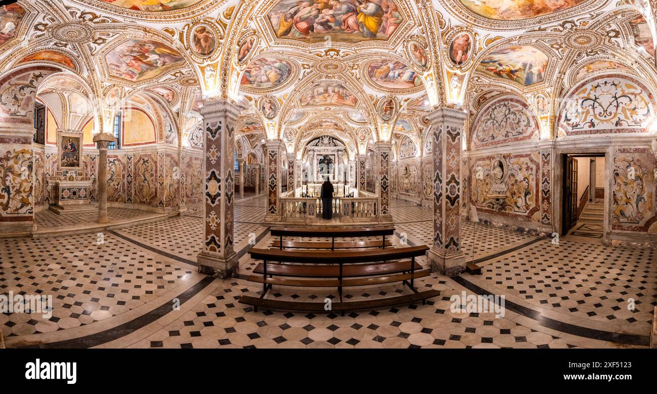 SALERNO, ITALIEN - 13. OKTOBER 2022: Kathedrale von Salerno in der Krypta des heiligen Matthäus. Stockfoto