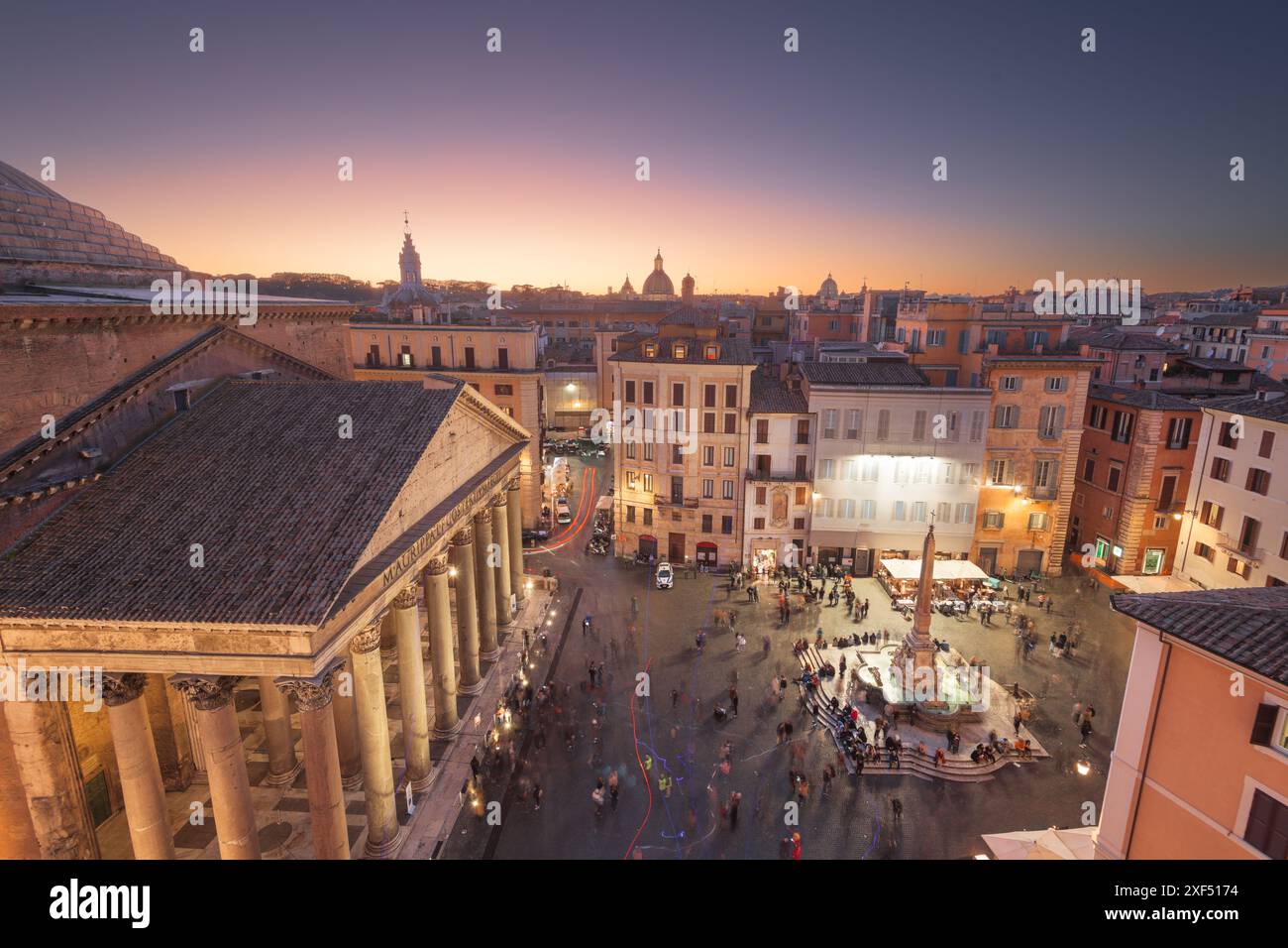 Rom, Italien, über dem antiken Pantheon in der Dämmerung. Stockfoto