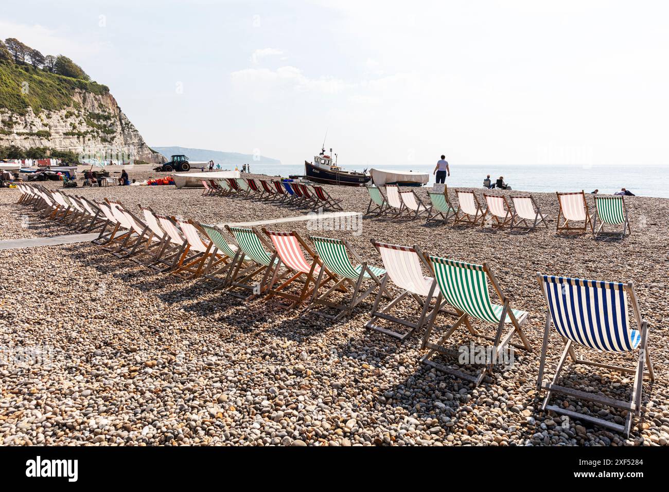 Bier, Devon, Großbritannien, England, devon, Bier, Liegestühle, Bier-Liegestühle, bunt, Kreidefelsen, Kieselsteine, Bier-Strand, Beer Beach UK, Devon Beaches, Strände Stockfoto