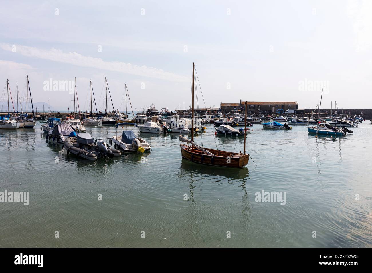 Hafen von Lyme Regis, Lyme Regis, Dorset, Großbritannien, England, Boote, Lyme Regis Hafen, Hafen, Hafen, Fischerboote, Stockfoto
