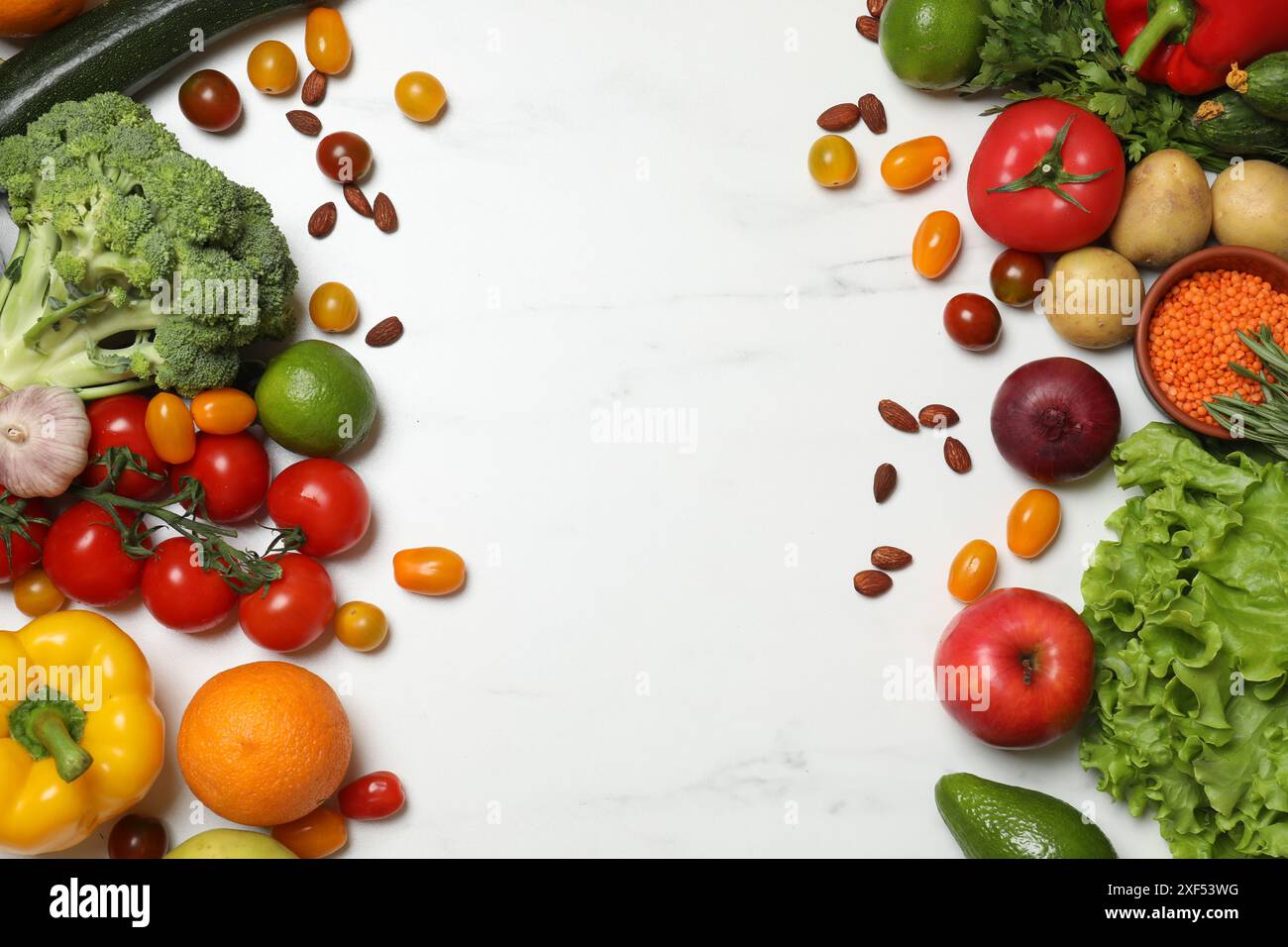 Proteinquelle für Vegetarier. Verschiedene frische Gemüse, Obst und Kräuter auf weißem Marmortisch, Platz für Text Stockfoto