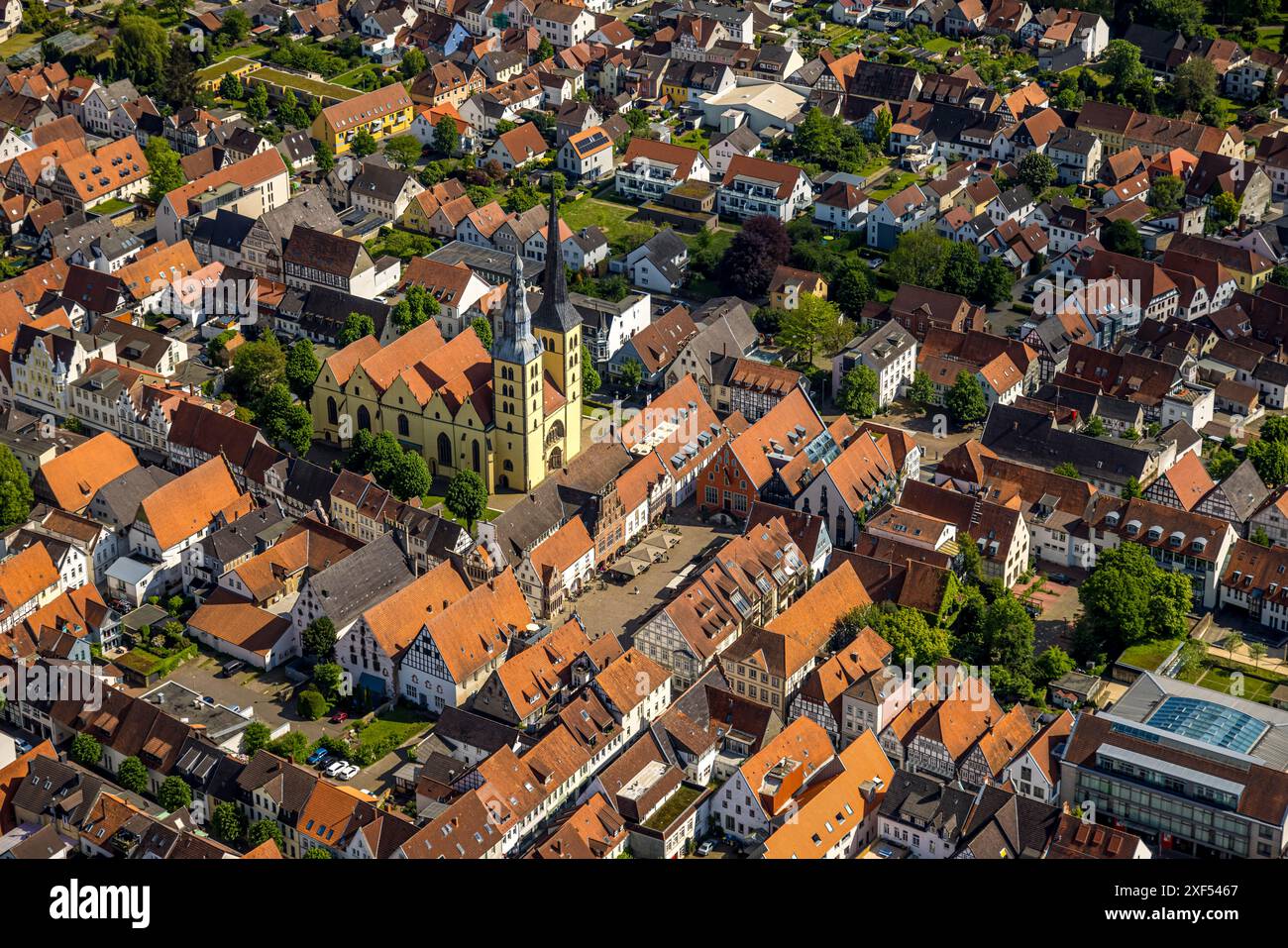 Aus der Vogelperspektive, Altstadt Lemgo, alte Hansestadt mit historischem Stadtzentrum und der evangelisch-lutherischen Kirche St. Nicolai, Rathaus und Marktplatz, Stockfoto