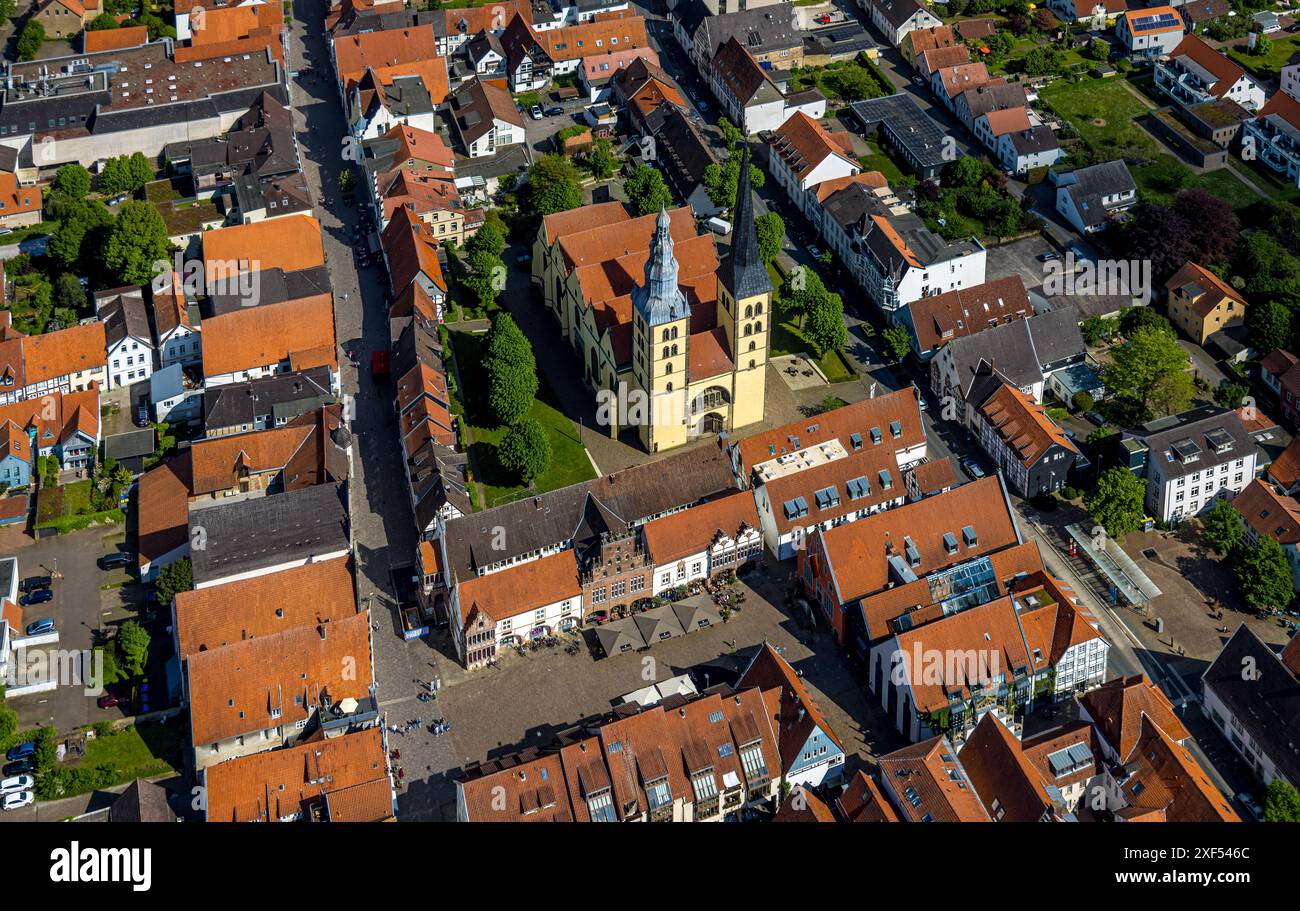 Aus der Vogelperspektive, Altstadt Lemgo, alte Hansestadt mit historischem Stadtzentrum und der evangelisch-lutherischen Kirche St. Nicolai, Rathaus und Marktplatz, Stockfoto