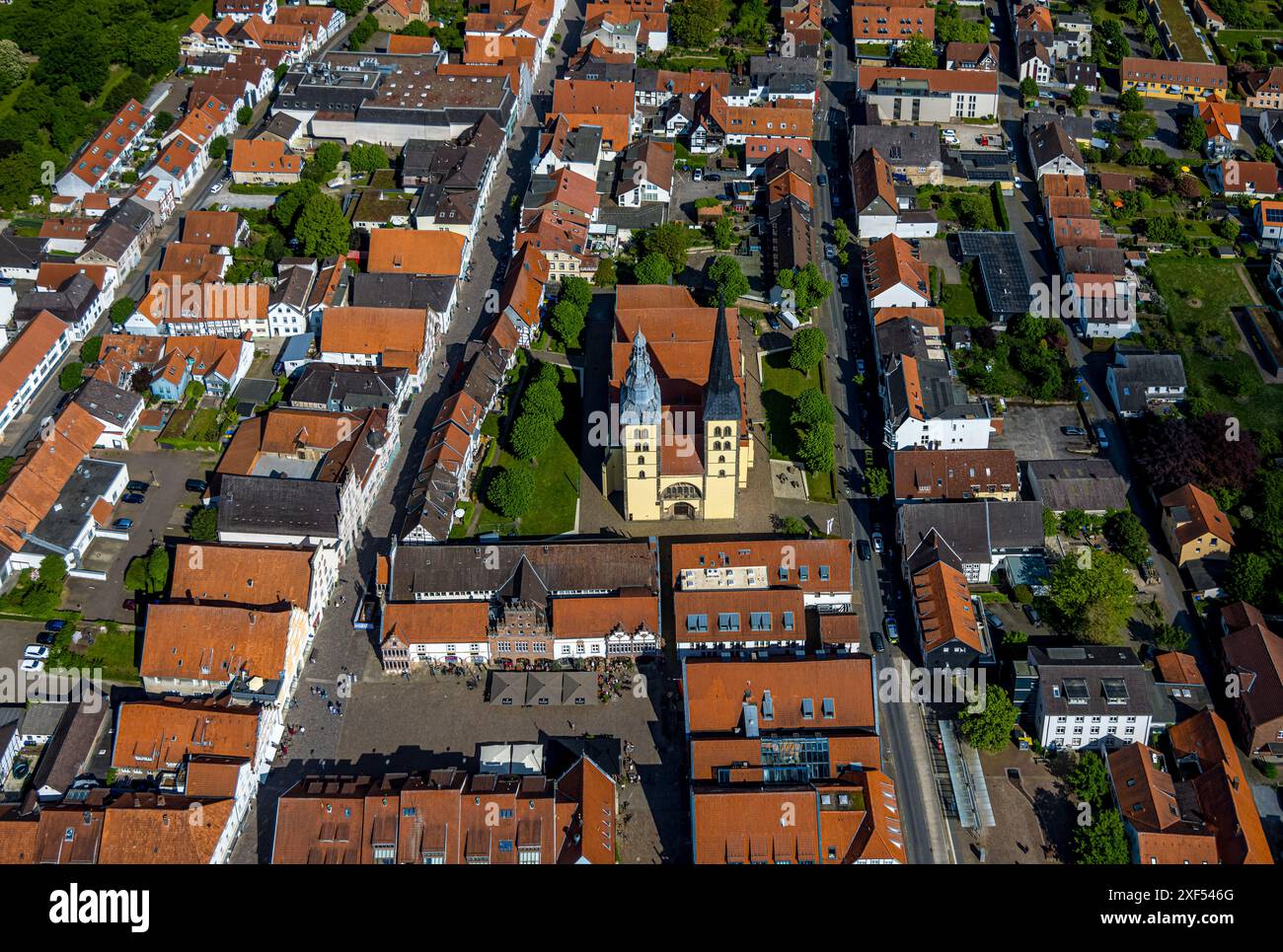 Aus der Vogelperspektive, Altstadt Lemgo, alte Hansestadt mit historischem Stadtzentrum und der evangelisch-lutherischen Kirche St. Nicolai, Rathaus und Marktplatz, Stockfoto