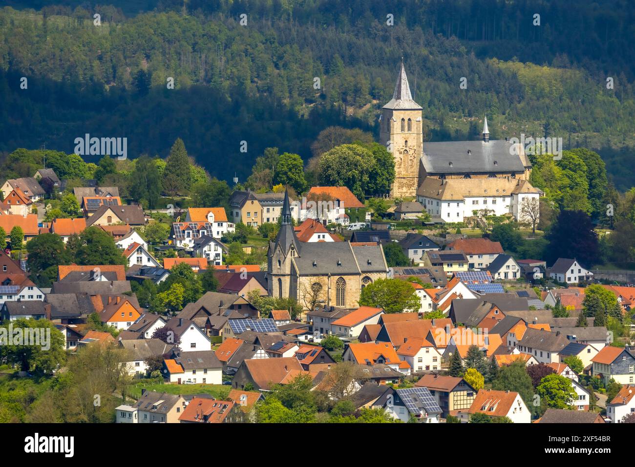 Blick aus der Vogelperspektive, Wohngebiet, Blick auf Obermarsberg auf einem bewaldeten Hügel, die römisch-katholische St.-Nikolai-Kirche davor, Stiftskirche St. Peter und P. Stockfoto