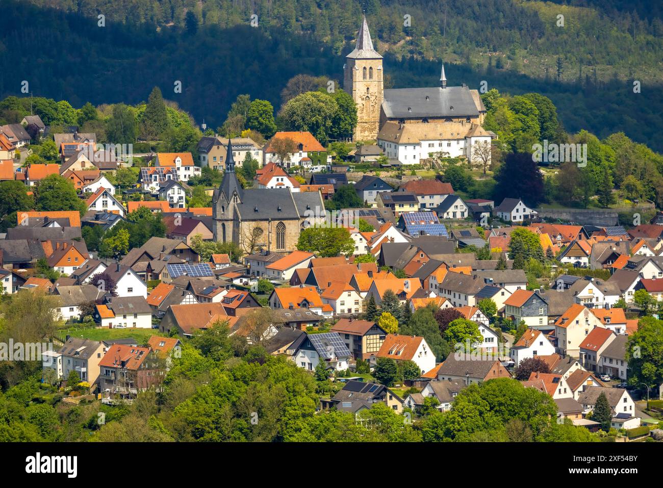 Blick aus der Vogelperspektive, Wohngebiet, Blick auf Obermarsberg auf einem bewaldeten Hügel, die römisch-katholische St.-Nikolai-Kirche davor, Stiftskirche St. Peter und P. Stockfoto