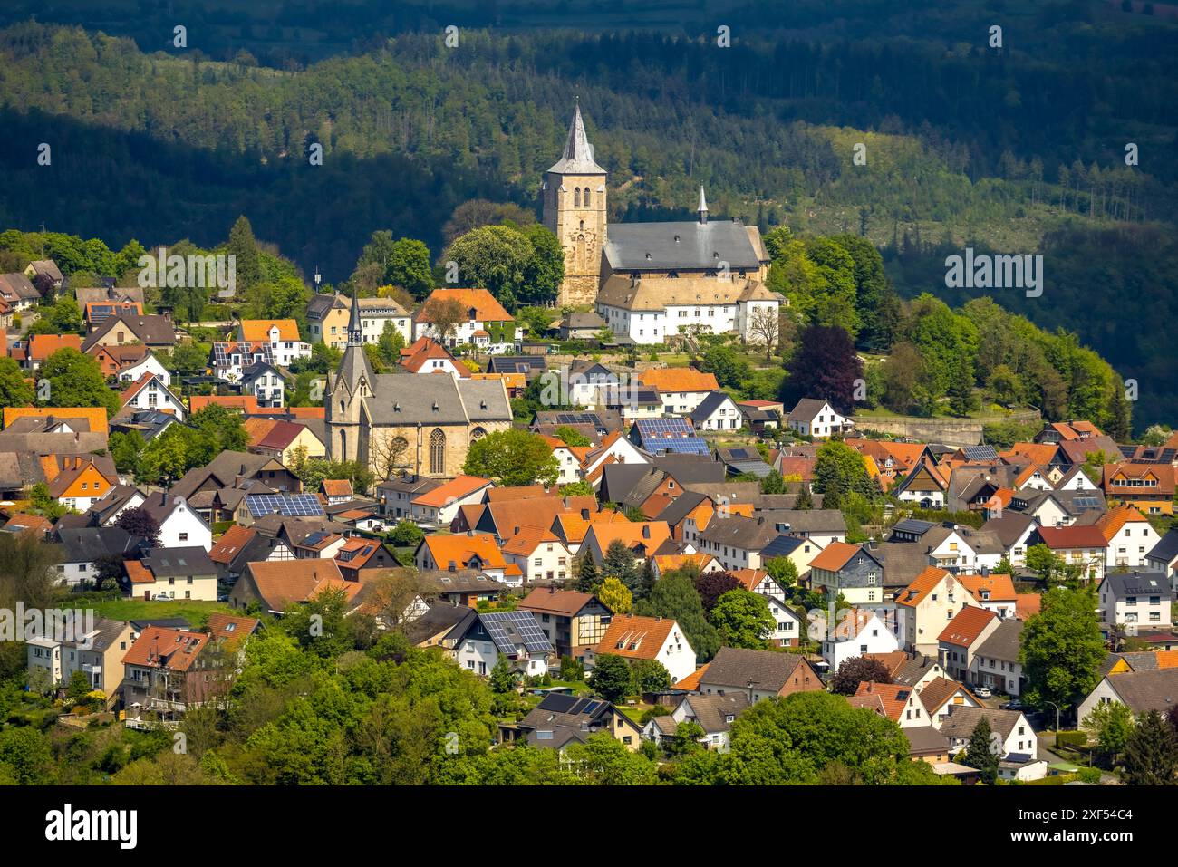 Blick aus der Vogelperspektive, Wohngebiet, Blick auf Obermarsberg auf einem bewaldeten Hügel, die römisch-katholische St.-Nikolai-Kirche davor, Stiftskirche St. Peter und P. Stockfoto