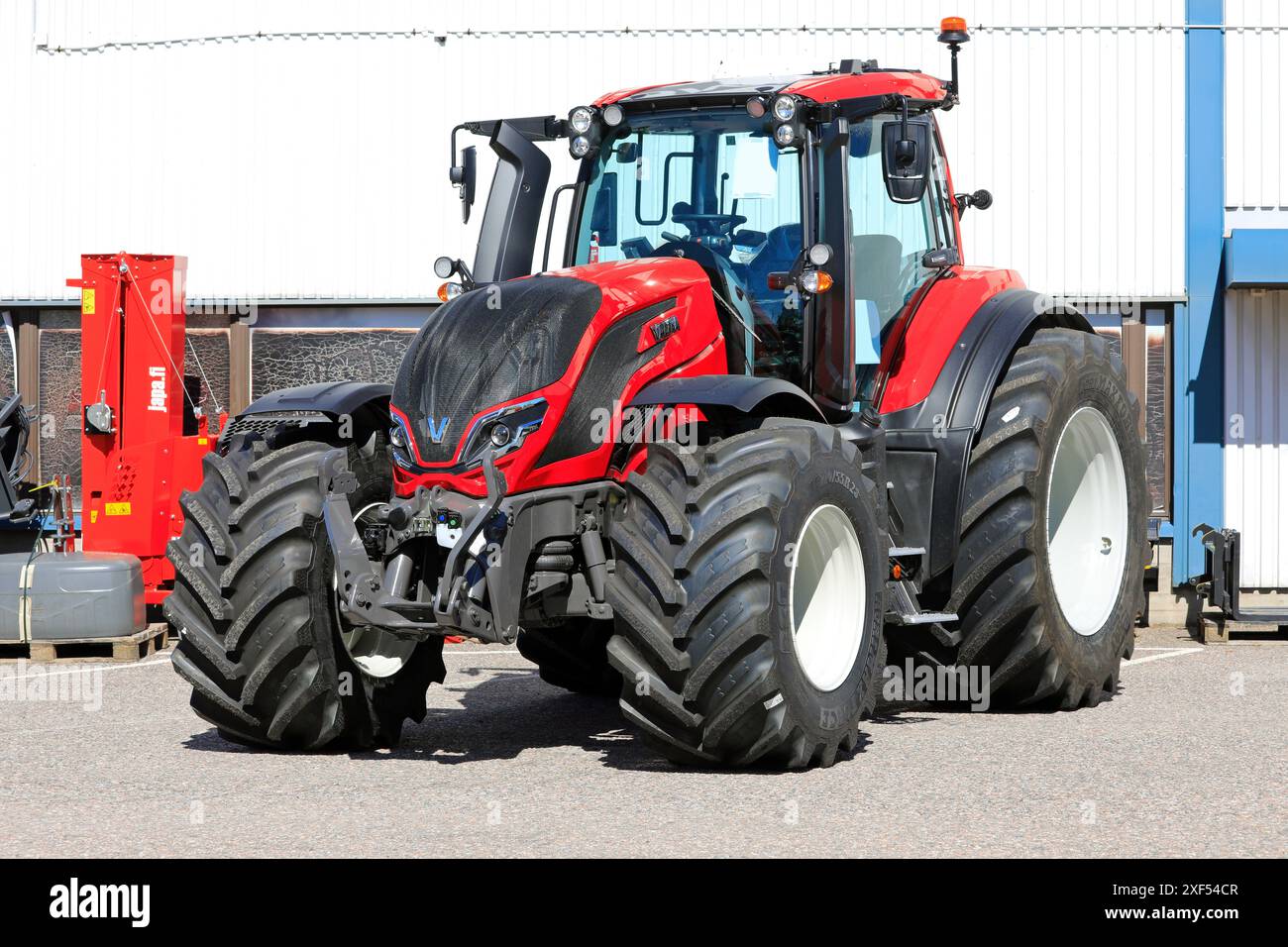 Roter Valtra T235-Traktor im Außenbereich beim AGCO-Händler für Landmaschinen geparkt. Salo, Finnland. Juni 2024. Stockfoto
