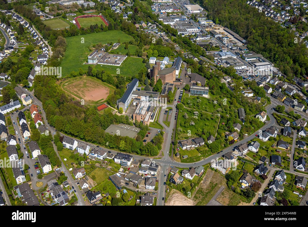 Aus der Vogelperspektive, Kloster Königsmünster Benediktinerkloster und Gymnasium, Meschede-Stadt, Meschede, Sauerland, Nordrhein-Westfalen, Deutschland, Luftfahrt Stockfoto