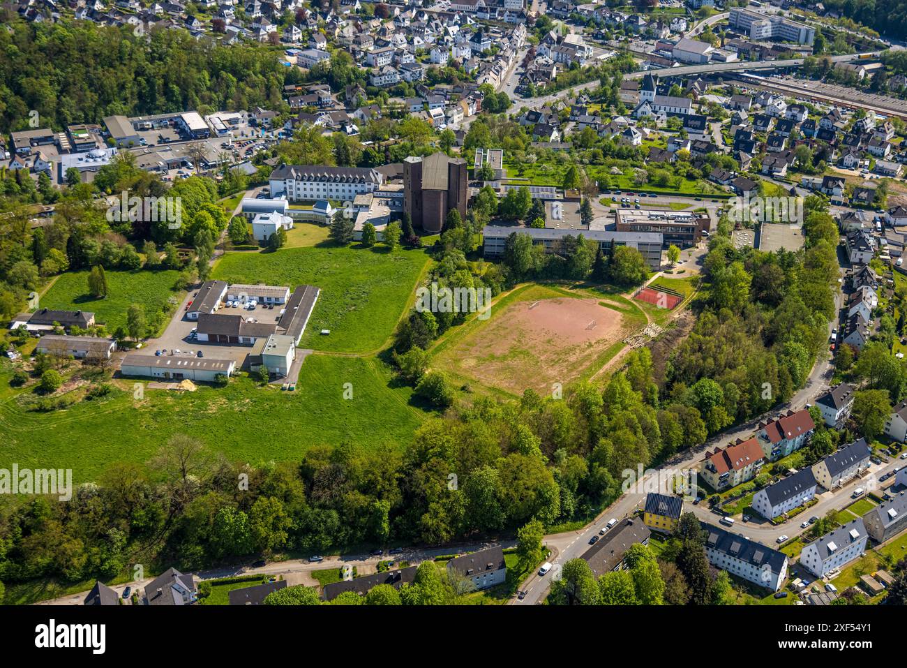 Aus der Vogelperspektive, Kloster Königsmünster Benediktinerkloster und Gymnasium, Meschede-Stadt, Meschede, Sauerland, Nordrhein-Westfalen, Deutschland, Luftfahrt Stockfoto