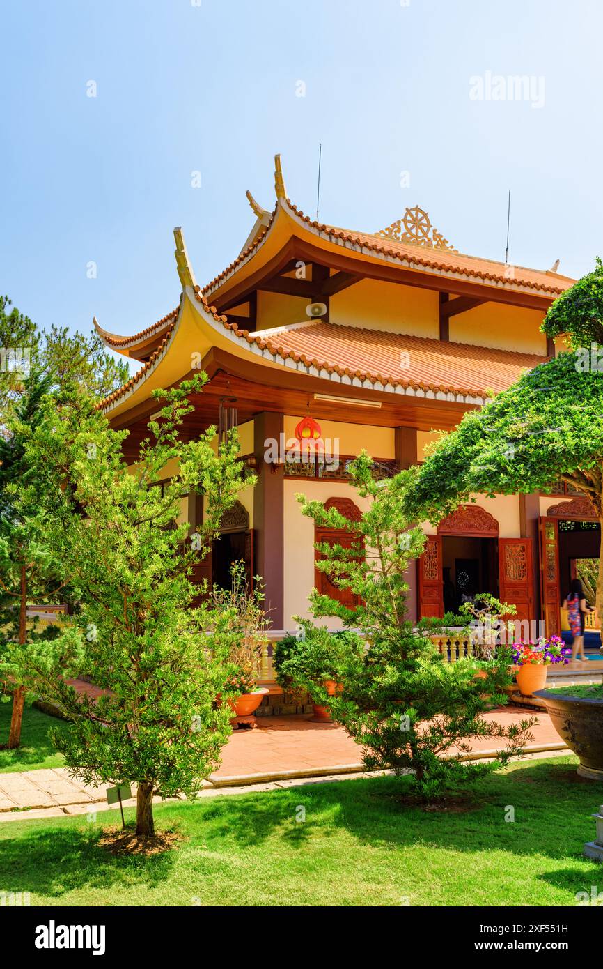 Malerischer Blick auf das Kloster Truc Lam Zen in da Lat (Dalat), Vietnam. Der buddhistische Zen-Tempel ist ein beliebtes Touristenziel Asiens. Stockfoto