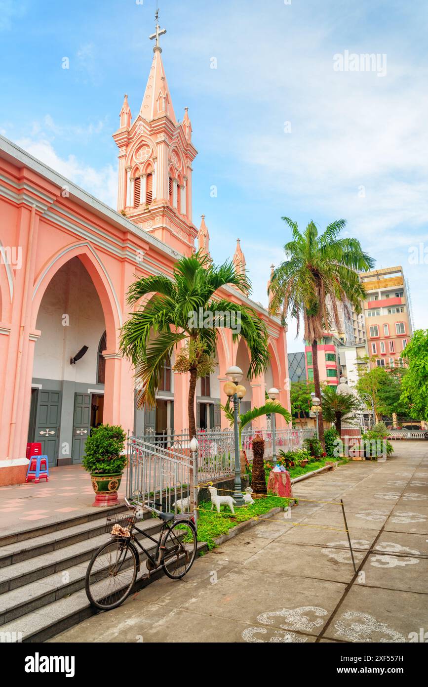 Fantastischer Blick auf die da Nang Kathedrale auf blauem Himmel im Zentrum von Danang, Vietnam. Stockfoto