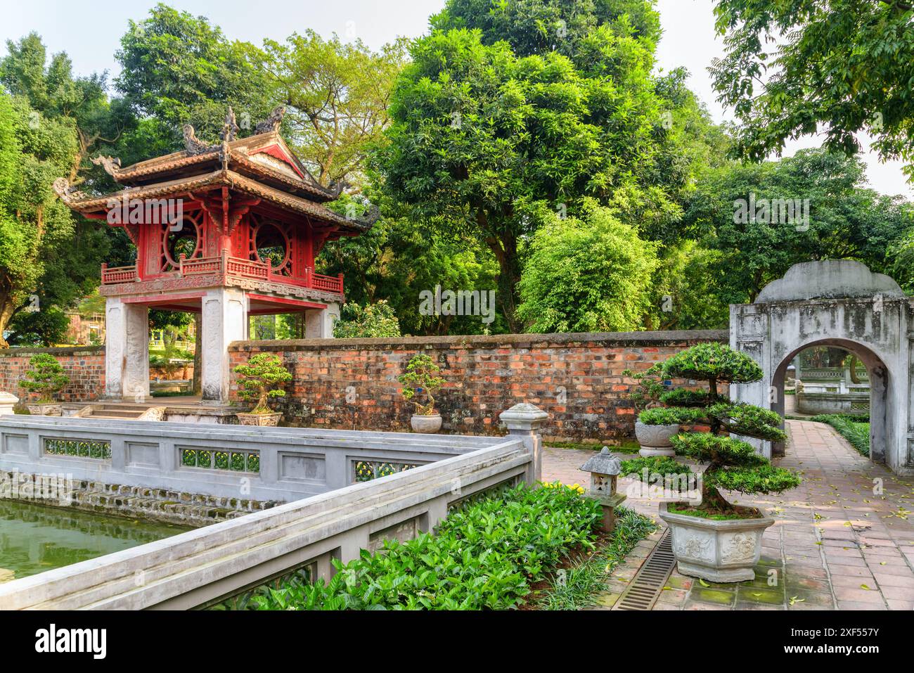 Fantastischer Blick auf den Khue Van Pavillon zwischen grünen Bäumen vom dritten Innenhof des Literaturtempels in Hanoi, Vietnam. Stockfoto