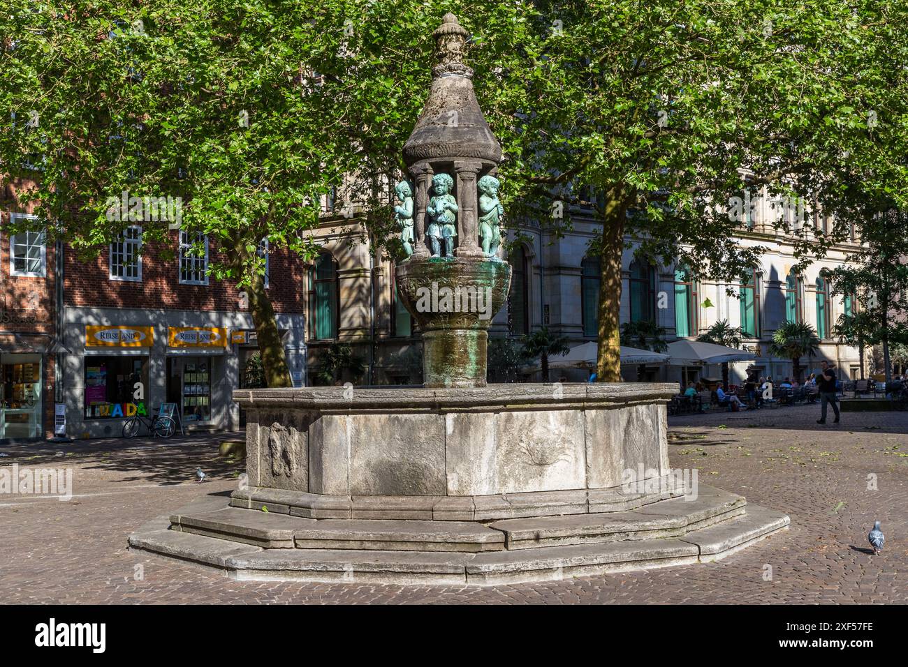 Die Marcus-Fontäne auf dem Liebfrauenkirchhof, benannt nach Bremens Bürgermeister Victor Marcus, wurde 1909 vom Berliner Architekten Heinrich Jennen entworfen und mit Skulpturen des Münchener Bildhauers Hermann Hahn verziert. Ansgari-Viertel, Bremen, Deutschland. Stockfoto