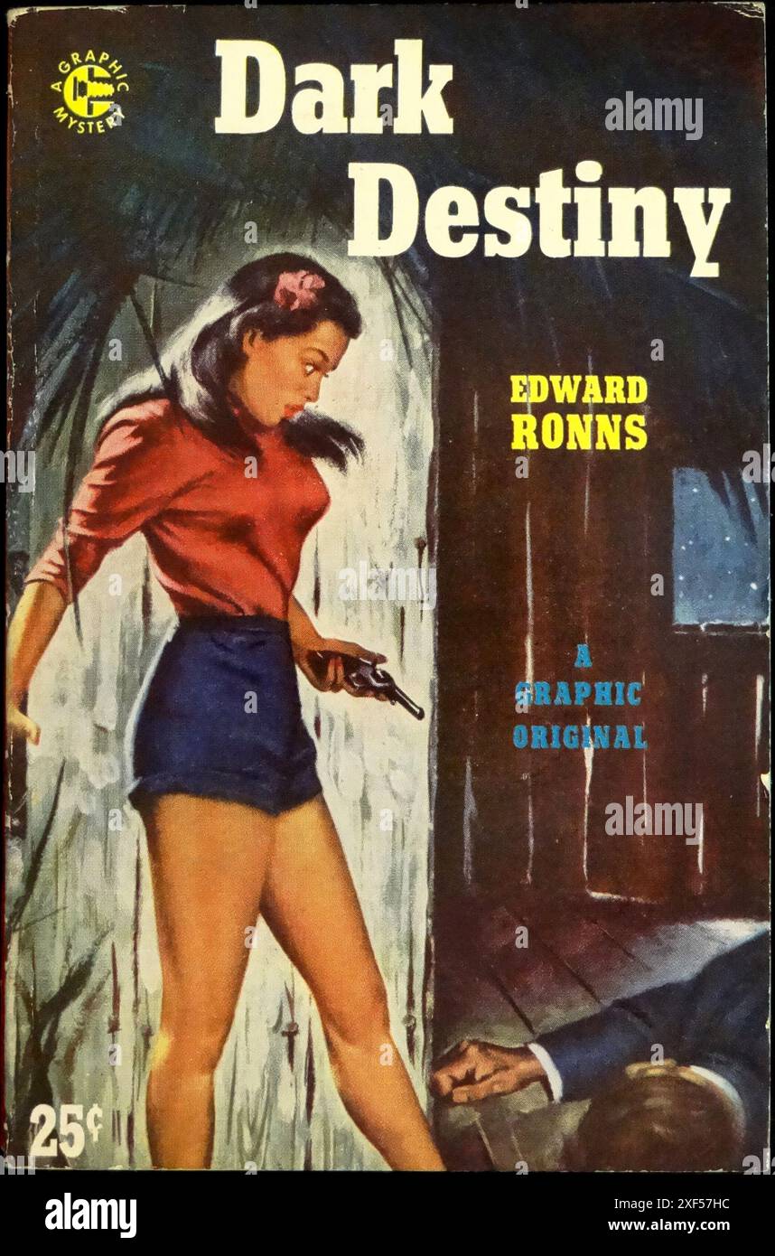 Dark Destiny von Edward Ronns. Pulp-Taschenbuch-Roman 1953. Ein Grafikgeheimnis, 25 Cent. Dunkelhaariges Mädchen in blauen Shorts mit einem Revolver in einer Hand steht über einer männlichen Leiche in einem Schuppen. Tolle Retro-Illustration. Stockfoto