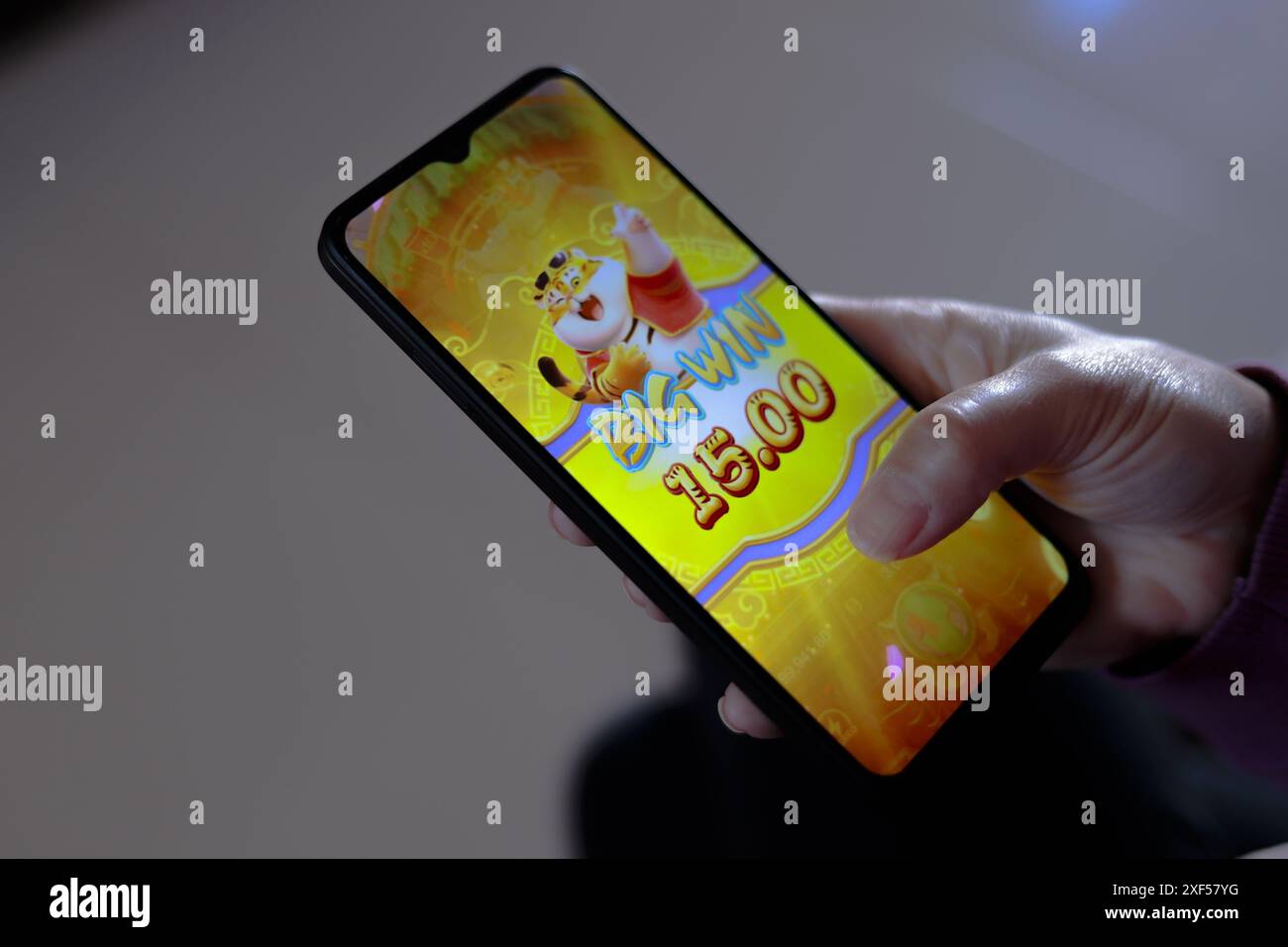 Ivinhema (MS), 07/2024 - Pessoa jogando o o Fortune Tiger, também chamado de Jogo do Tigrinho kein Smartphone. Organizações kriminosas estariam usando Stockfoto